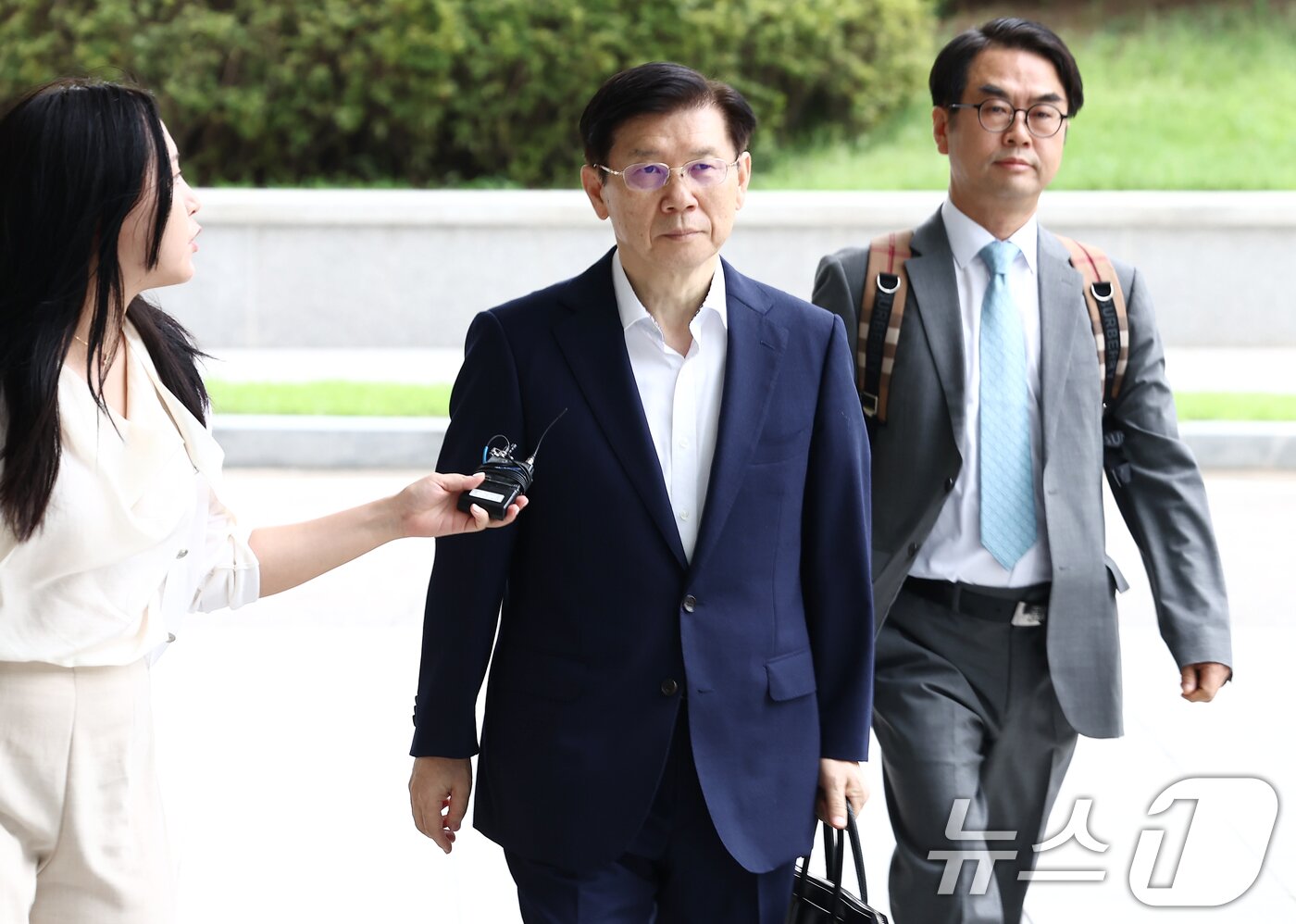 본문 이미지 - 박종준 전 경호처장이 11일 오전 내란특검 사무실이 마련된 서울 서초동 서울고등검찰청에 조사를 받기 위해 출석하고 있다. 2025.8.11/뉴스1 ⓒ News1 김민지 기자