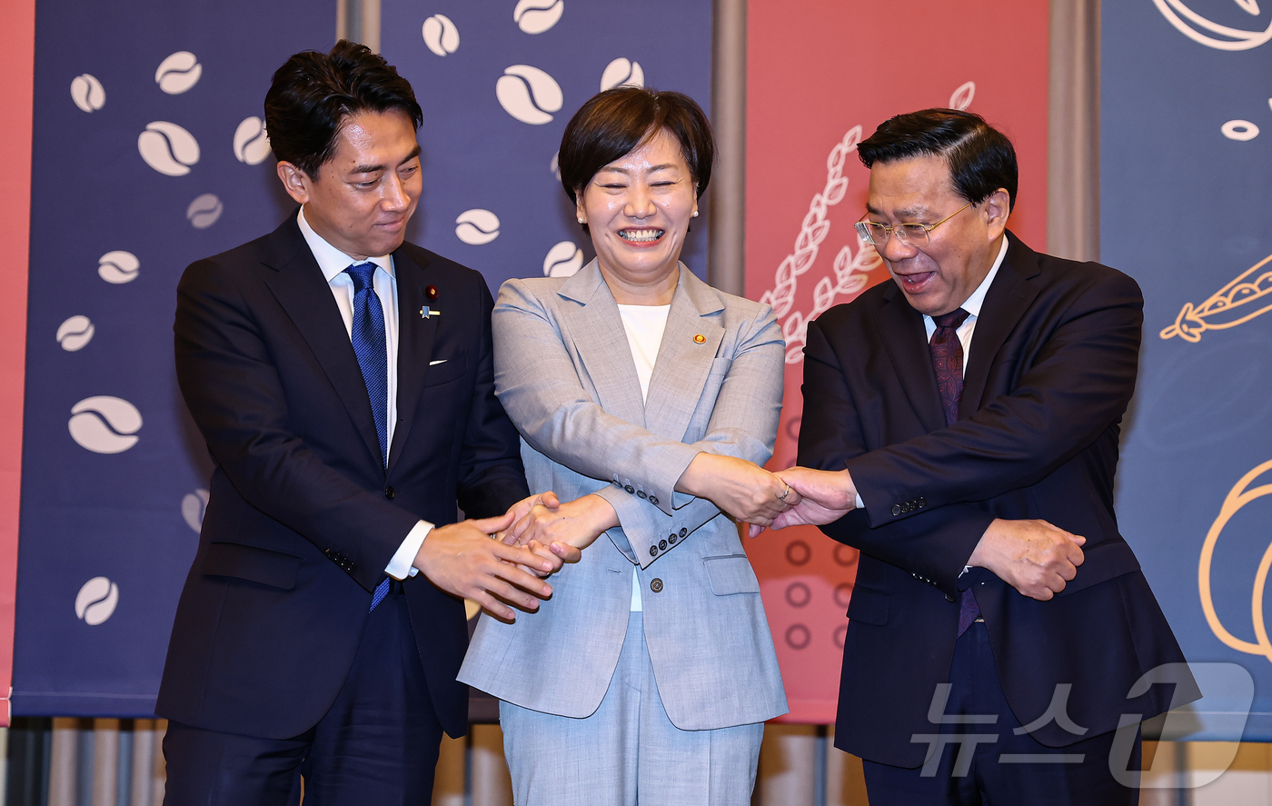 (인천=뉴스1) 김도우 기자 = 송미령 농림축산식품부 장관이 한쥔 중국 농업농촌부 장관, 고이즈미 신지로 일본 농림수산상과 11일 인천 파라다이스호텔에서 열린 한·중·일 농업장관회 …