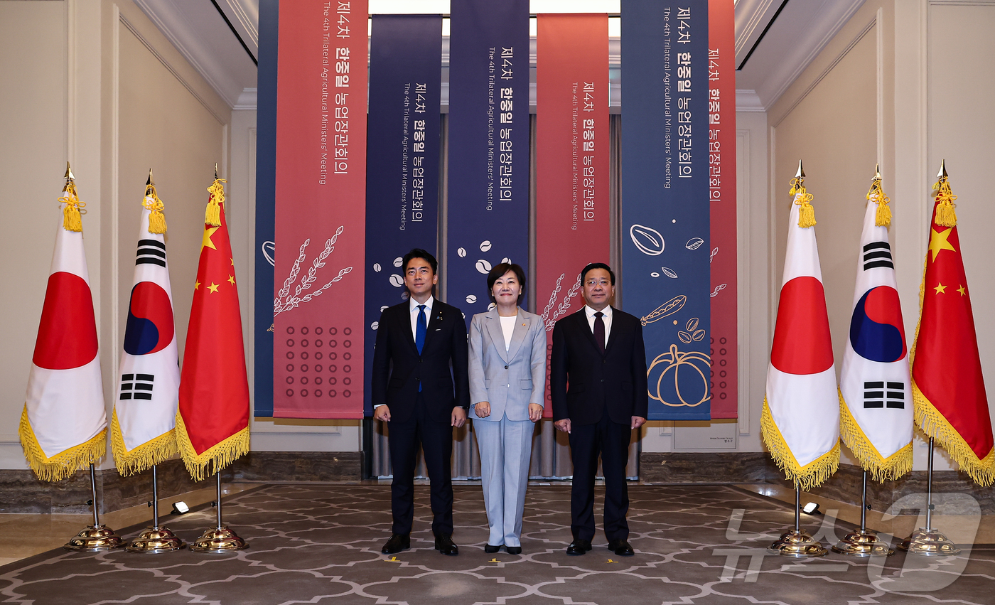 (인천=뉴스1) 김도우 기자 = 송미령 농림축산식품부 장관이 한쥔 중국 농업농촌부 장관, 고이즈미 신지로 일본 농림수산상과 11일 인천 파라다이스호텔에서 열린 한·중·일 농업장관회 …