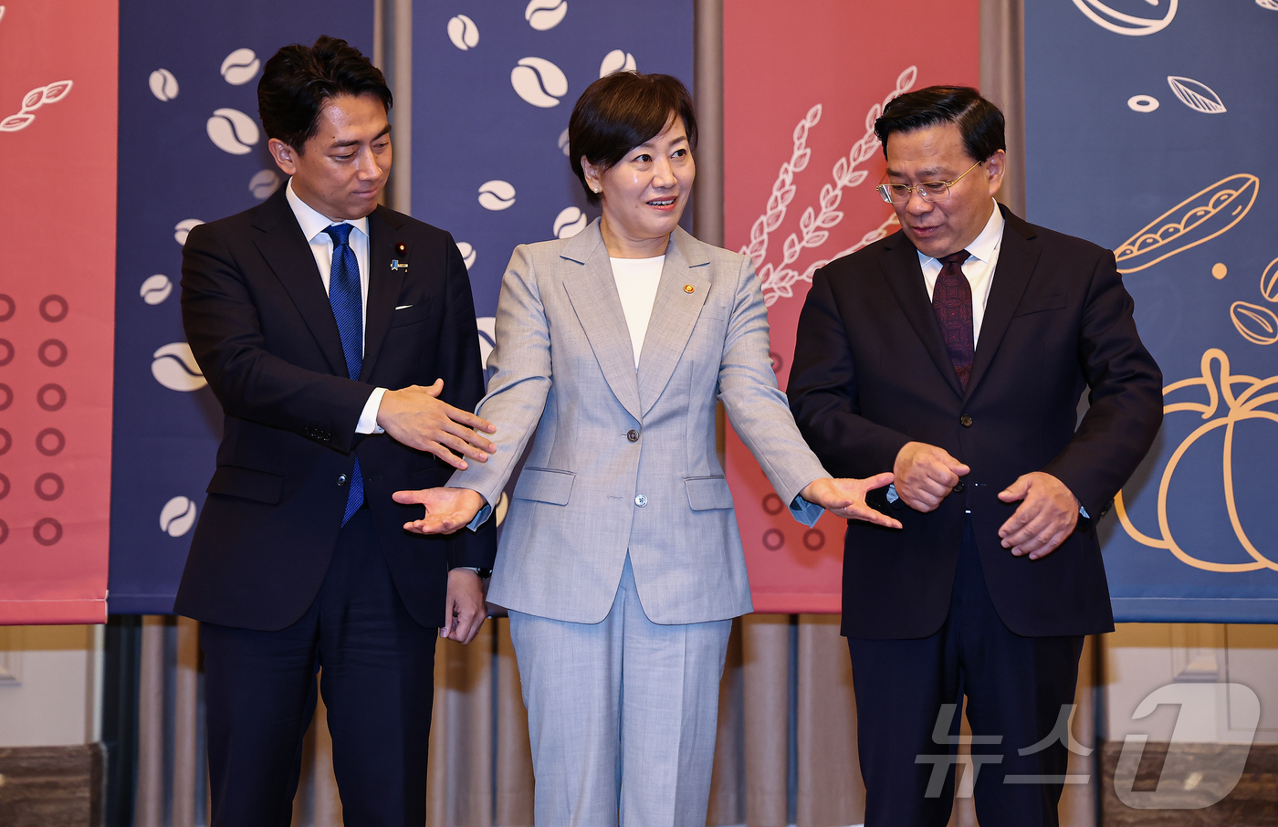 (인천=뉴스1) 김도우 기자 = 송미령 농림축산식품부 장관이 한쥔 중국 농업농촌부 장관, 고이즈미 신지로 일본 농림수산상과 11일 인천 파라다이스호텔에서 열린 한·중·일 농업장관회 …