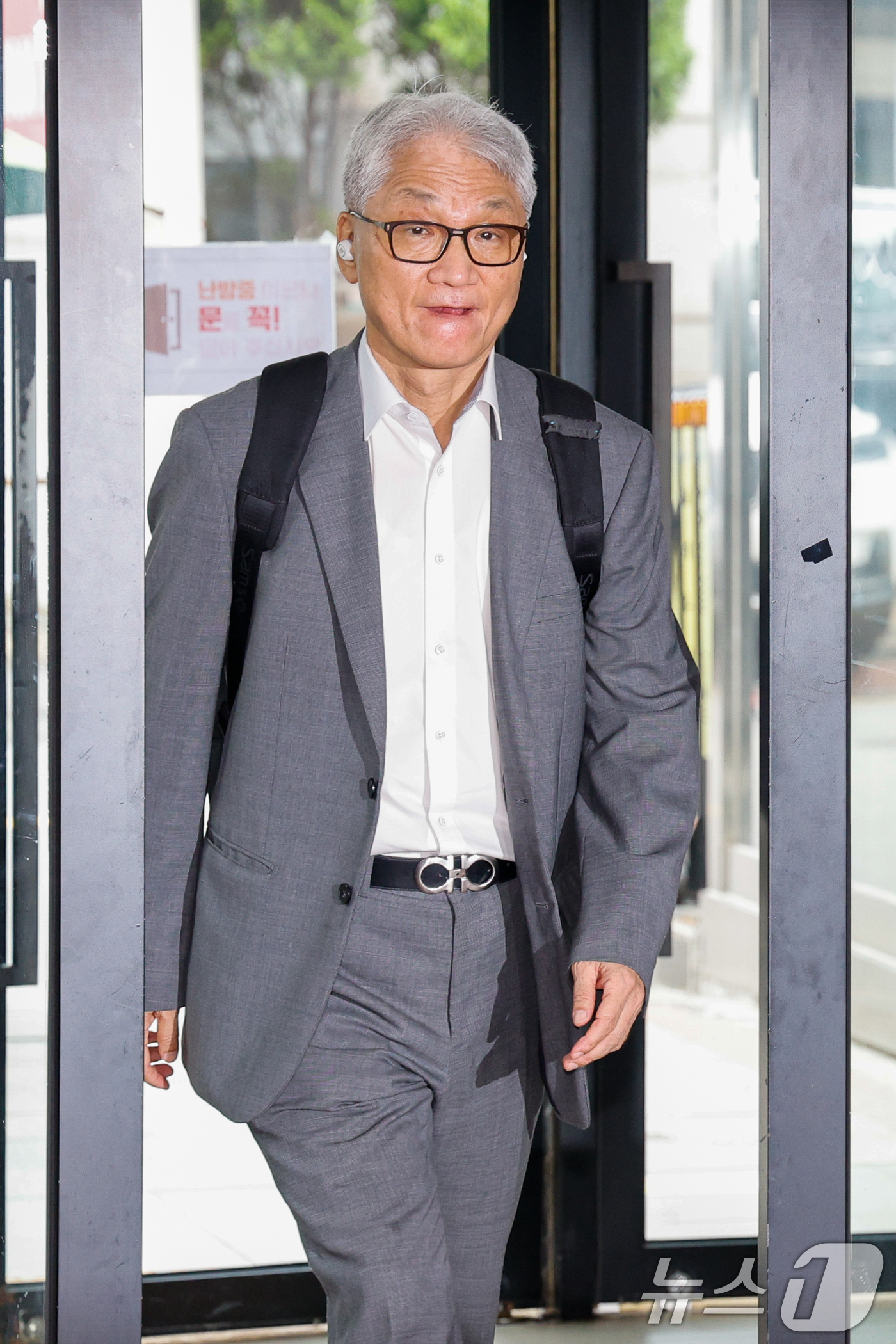 (서울=뉴스1) 안은나 기자 = 여상원 국민의힘 중앙윤리위원장이 11일 오전 서울 여의도 중앙당사에서 전 한국사 강사 전한길 씨 징계 관련 첫 회의를 위해 회의실로 향하고 있다. …