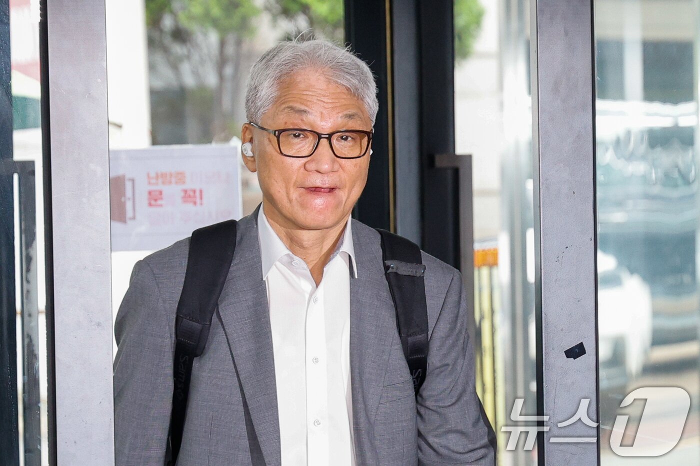 본문 이미지 - 여상원 국민의힘 중앙윤리위원장이 11일 오전 서울 여의도 중앙당사에서 전 한국사 강사 전한길 씨 징계 관련 첫 회의를 위해 회의실로 향하고 있다. 2025.8.11/뉴스1 ⓒ News1 안은나 기자