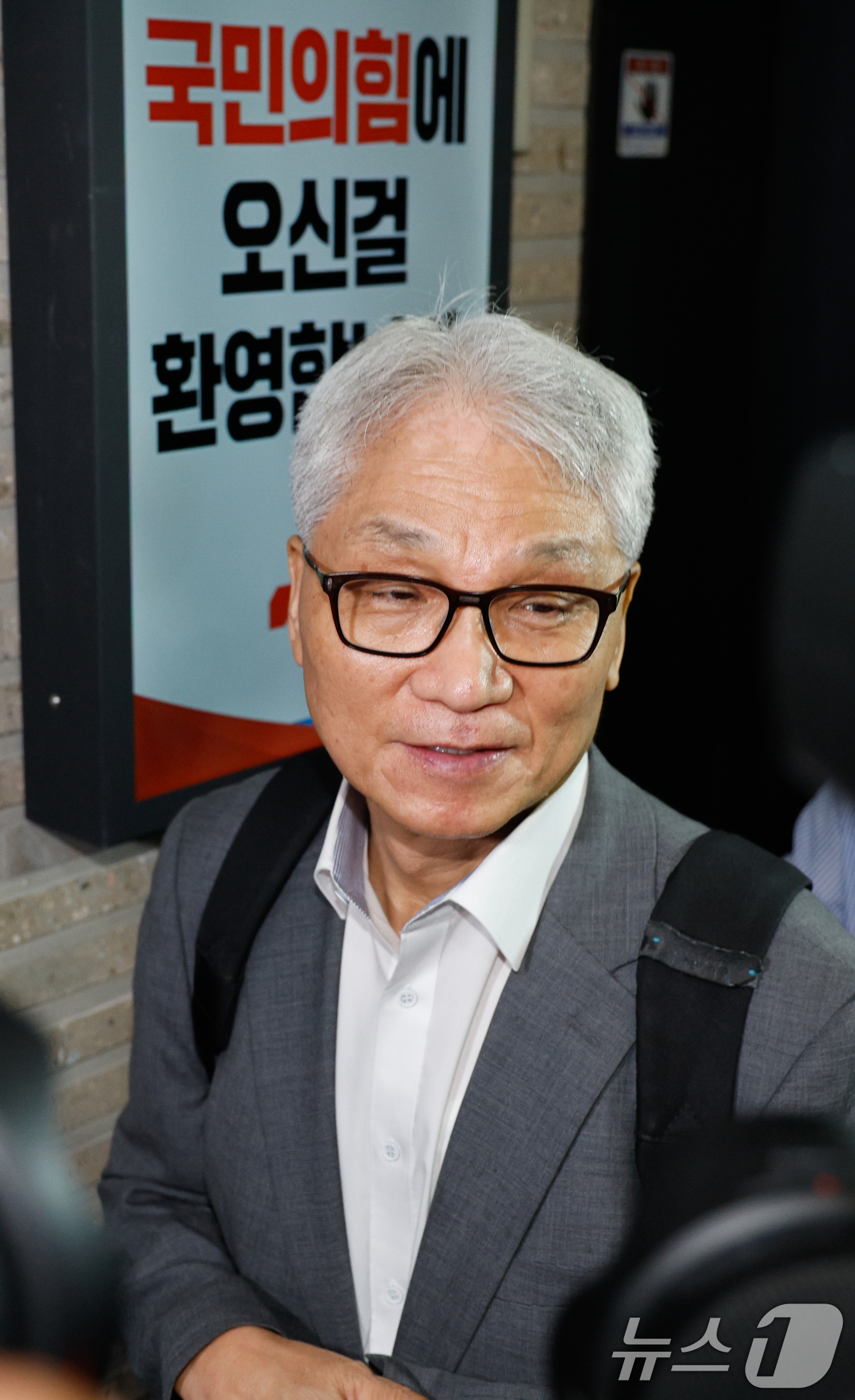 (서울=뉴스1) 안은나 기자 = 여상원 국민의힘 중앙윤리위원장이 11일 오전 서울 여의도 중앙당사에서 전 한국사 강사 전한길 씨 징계 관련 첫 회의를 위해 회의실로 향하며 취재진 …