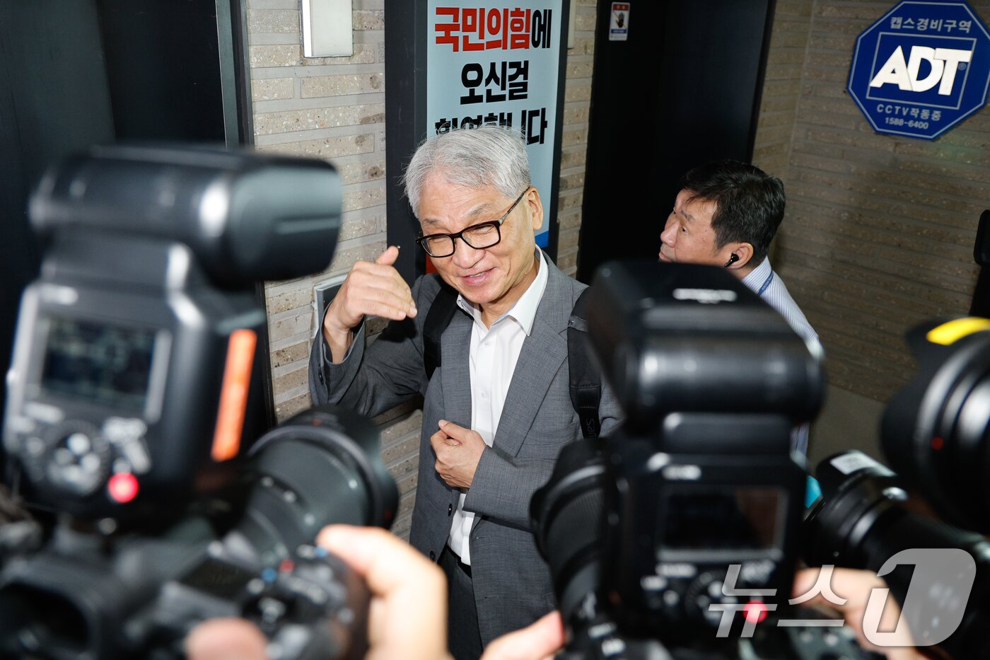 본문 이미지 - 여상원 국민의힘 중앙윤리위원장이 11일 오전 서울 여의도 중앙당사에서 전 한국사 강사 전한길 씨 징계 관련 첫 회의를 위해 회의실로 향하며 취재진 질의에 답하고 있다. 2025.8.11/뉴스1 ⓒ News1 안은나 기자