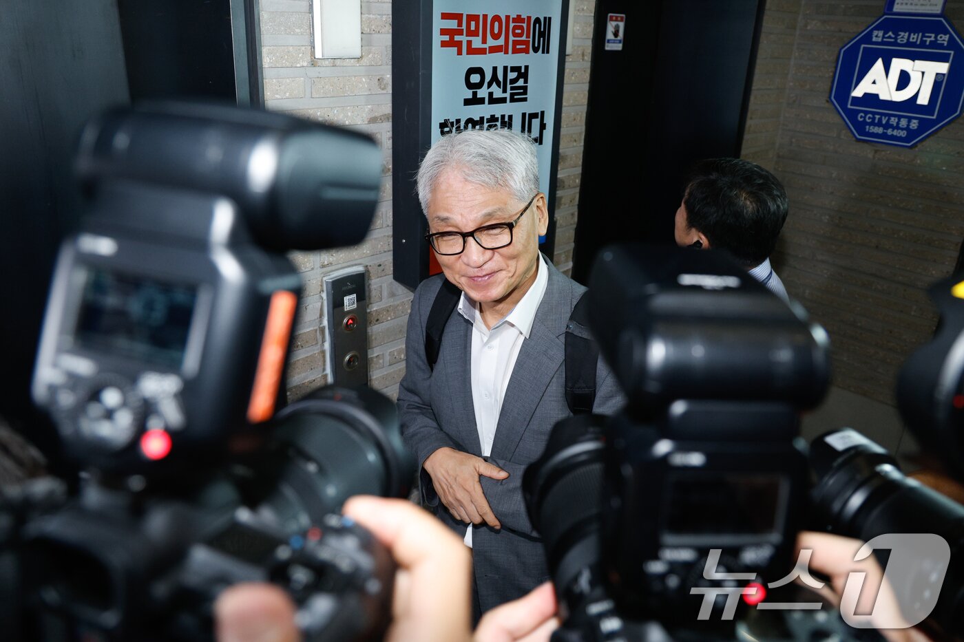 본문 이미지 - 여상원 국민의힘 중앙윤리위원장이 11일 오전 서울 여의도 중앙당사에서 전 한국사 강사 전한길 씨 징계 관련 첫 회의를 위해 회의실로 향하며 취재진 질의에 답하고 있다. 2025.8.11/뉴스1 ⓒ News1 안은나 기자