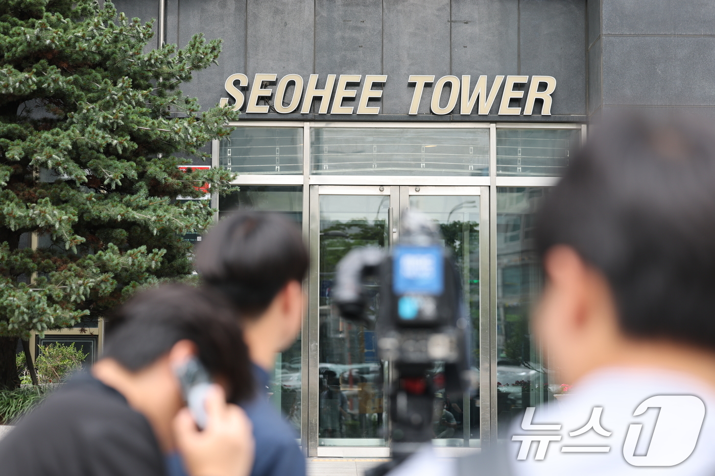 (서울=뉴스1) 이승배 기자 = 김건희 여사가 목걸이 등 금품을 수수했다는 의혹 사건을 수사 중인 김건희 특별검사팀 서희건설 압수수색에 착수한 11일 오전 서울 서초구 서희건설 본 …