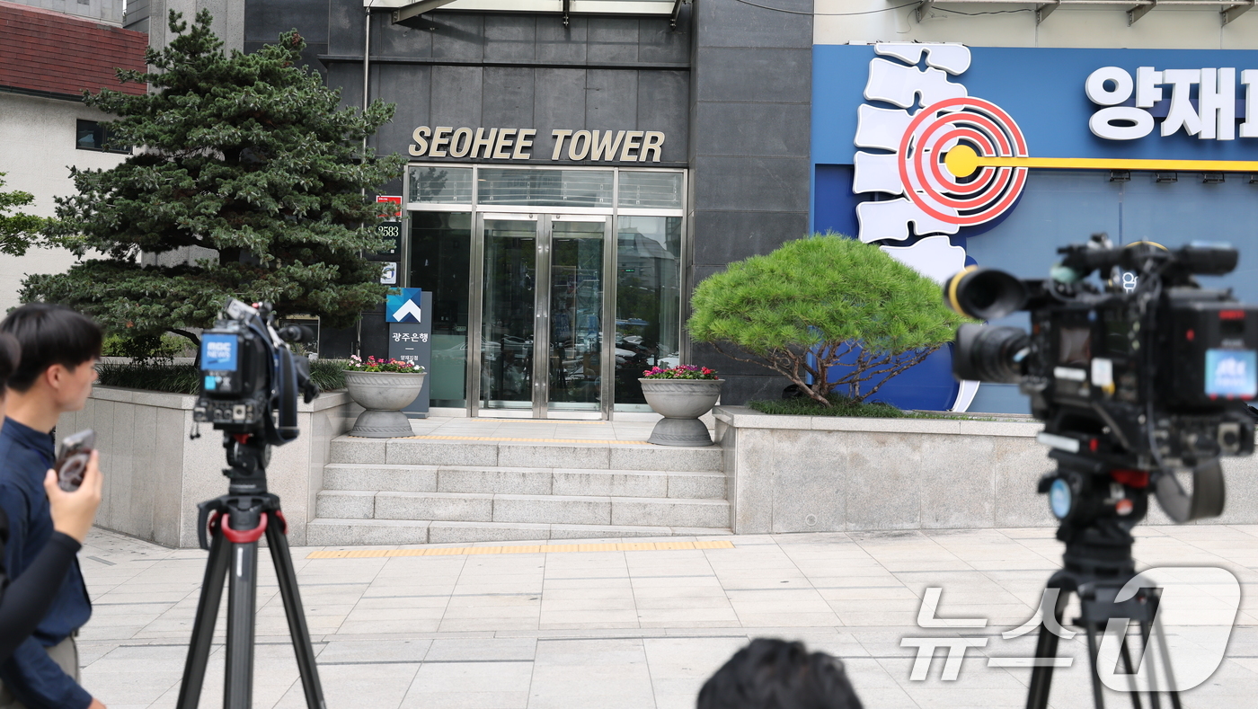(서울=뉴스1) 이승배 기자 = 김건희 여사가 목걸이 등 금품을 수수했다는 의혹 사건을 수사 중인 김건희 특별검사팀 서희건설 압수수색에 착수한 11일 오전 서울 서초구 서희건설 본 …