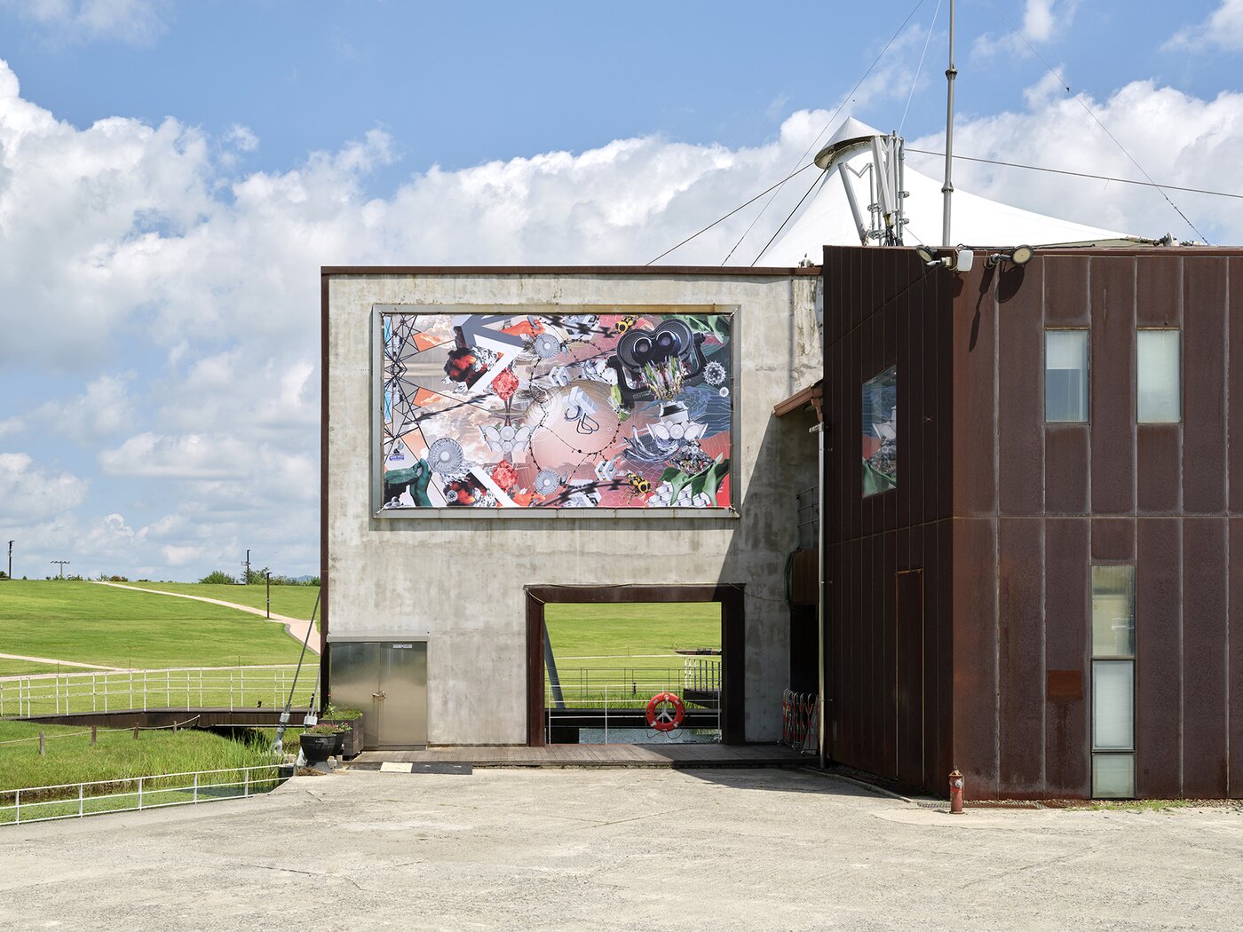 본문 이미지 - 양혜규, &#39;디엠지 비행&#39;, 천 위에 염료프린트, 2020/2025,, 360&times;660cm, 그래픽 지원: 유예나 작가 제공. 한국 국립현대미술관의 커미션현대자동차 후원으로 제작, 사진 이의록, 경기도 및 작가 제공