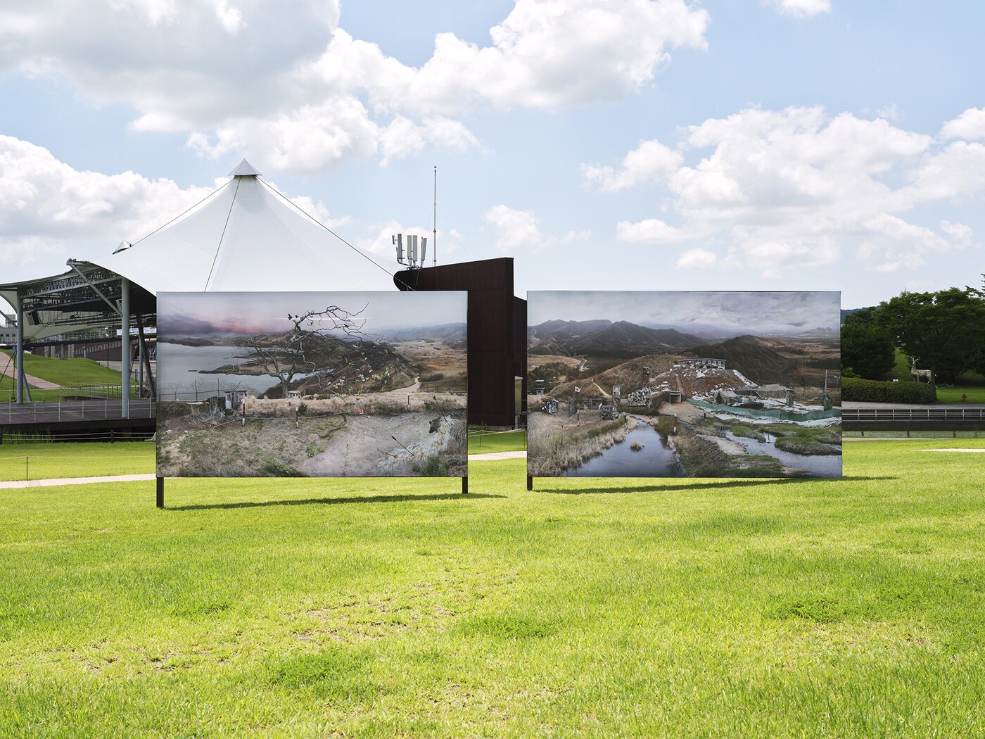 본문 이미지 - 원성원, 황금털을 가진 멧돼지, 2010/2025,  천 위에 염료프린트,  250&times;420cm&#40;2 패널&#41;, 사진 이의록, 경기도 및 작가 제공