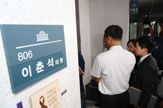 경찰 '차명 주식거래 의혹' 이춘석 의원실 보좌관 등 8명 조사