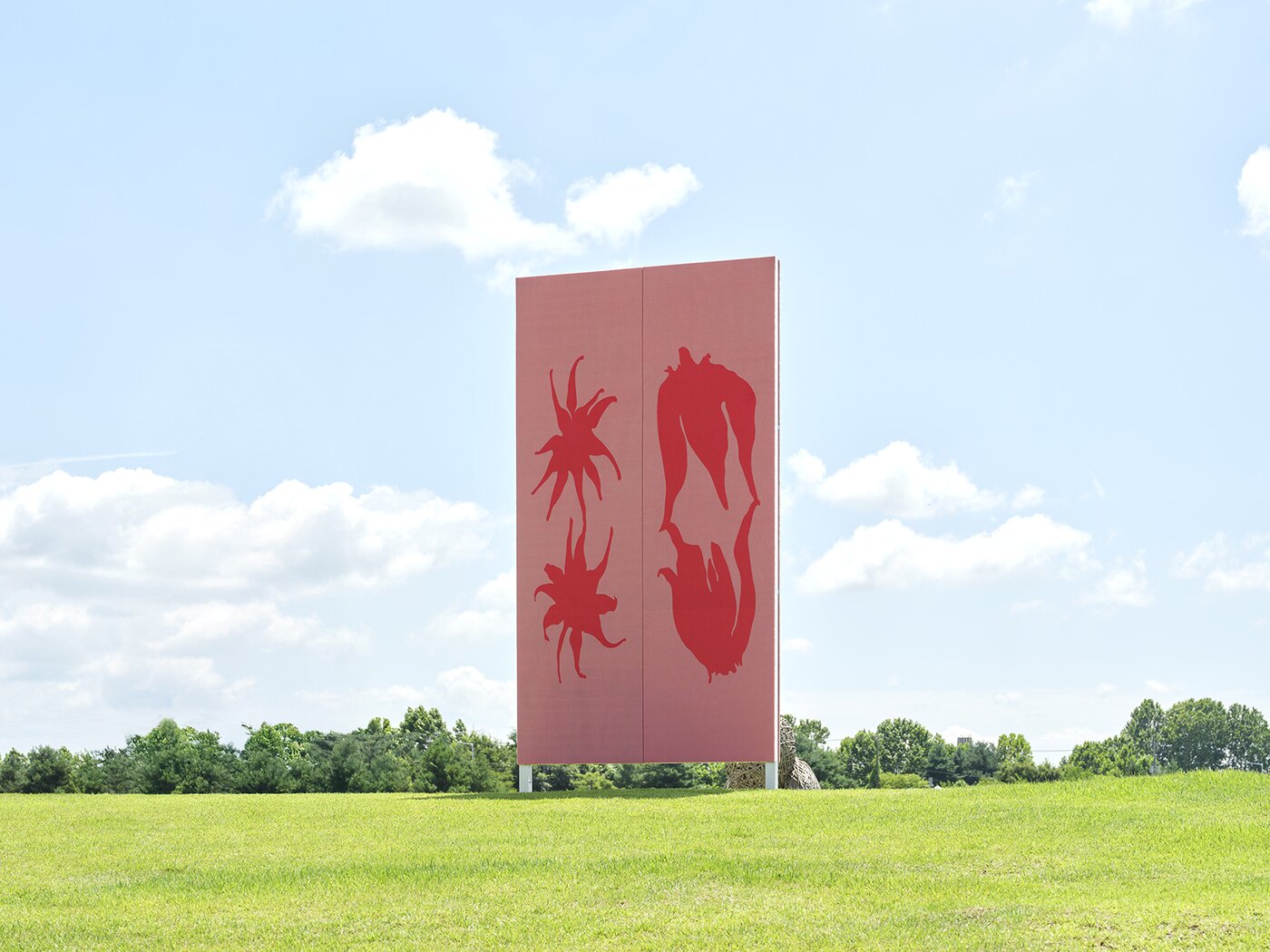 본문 이미지 - 오상민, &#39;빛: 자연과 선&#40;線&#41;의 틈에서&#39;, 2025. 혼합재료, 360&times;100cm&#40;4 패널&#41;, 사진 이의록, 경기도 및 작가 제공