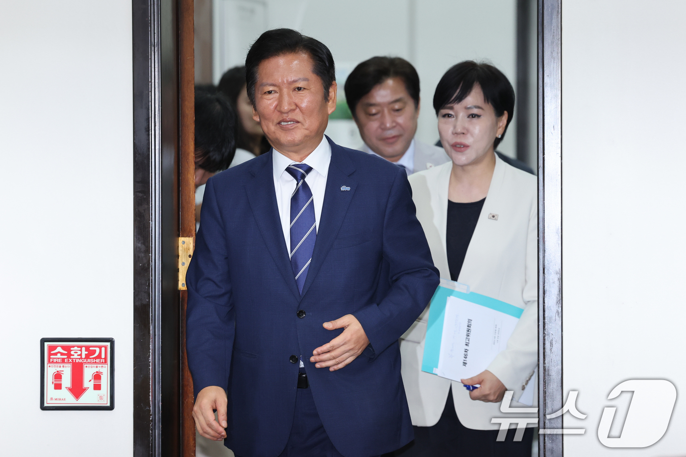 (서울=뉴스1) 안은나 기자 = 정청래 더불어민주당 대표(왼쪽부터)와 황명선, 전현희 최고위원이 11일 오전 서울 여의도 국회에서 열린 최고위원회의에 입장하고 있다. 2025.8. …