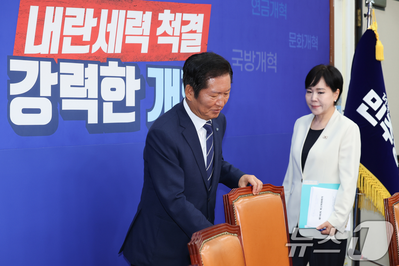 (서울=뉴스1) 안은나 기자 = 정청래 더불어민주당 대표(왼쪽)와 전현희 최고위원이 11일 오전 서울 여의도 국회에서 열린 최고위원회의에 입장하고 있다. 2025.8.11/뉴스1