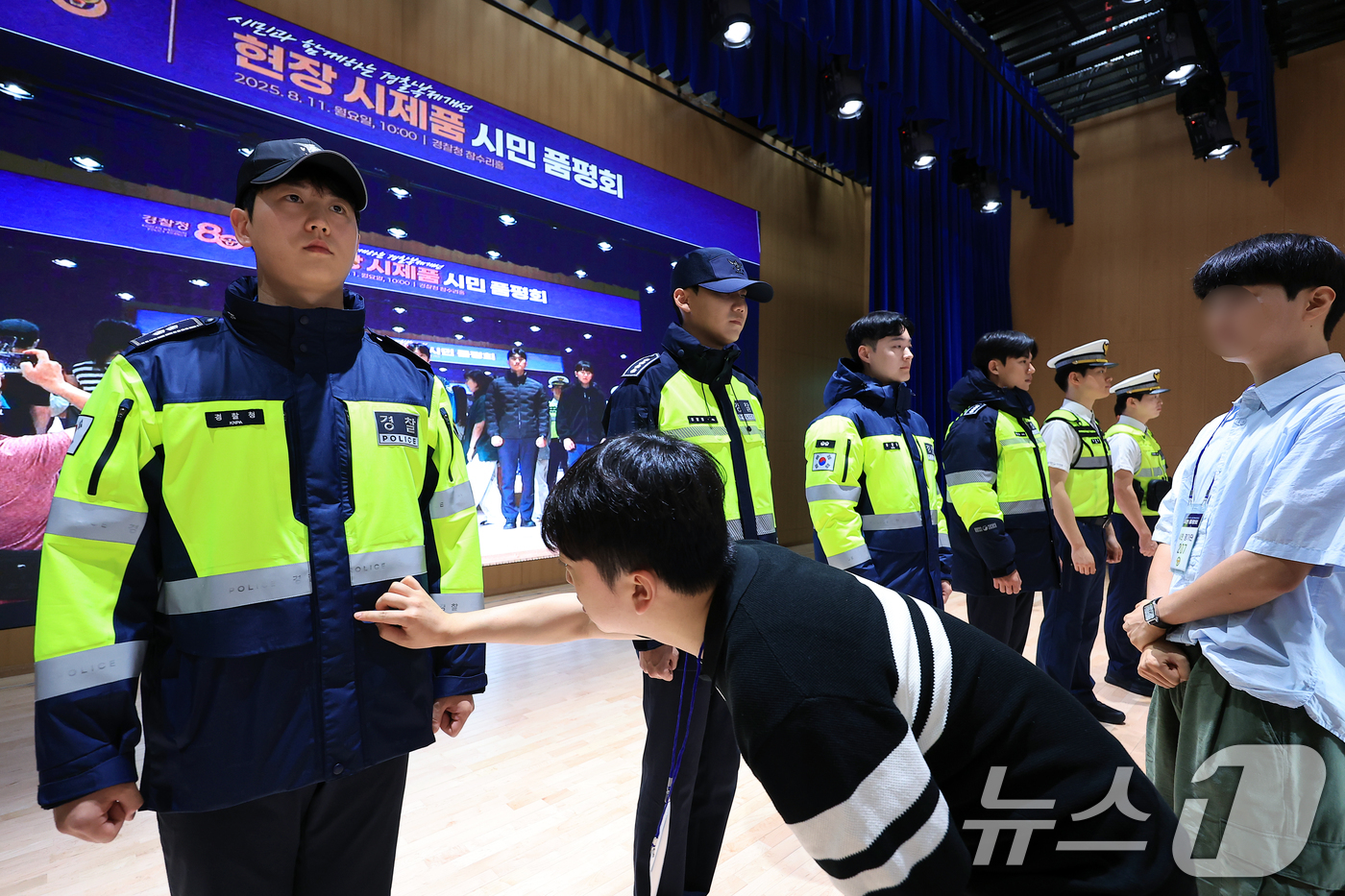 (서울=뉴스1) 박정호 기자 = 11일 오전 서울 서대문구 미근동 경찰청 참수리홀에서 열린 시민과 함께하는 경찰복제개선 현장 시제품 시민 품평회에서 시민 평가단이 시제품을 살펴보고 …