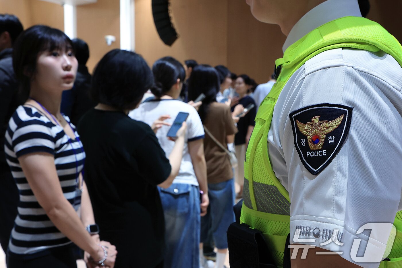 본문 이미지 - 11일 오전 서울 서대문구 미근동 경찰청 참수리홀에서 열린 시민과 함께하는 경찰복제개선 현장 시제품 시민 품평회에서 시민 평가단이 시제품을 살펴보고 있다. 2025.8.11/뉴스1 ⓒ News1 박정호 기자