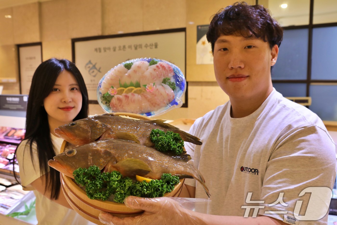 (서울=뉴스1) = 롯데백화점이 여름철 대표 고급 보양 어종인 '제주 붉바리'를 오는 14일까지 본점, 잠실점, 강남점, 창원점에서 한정 수량으로 판매한다고 11일 밝혔다.서울 중 …