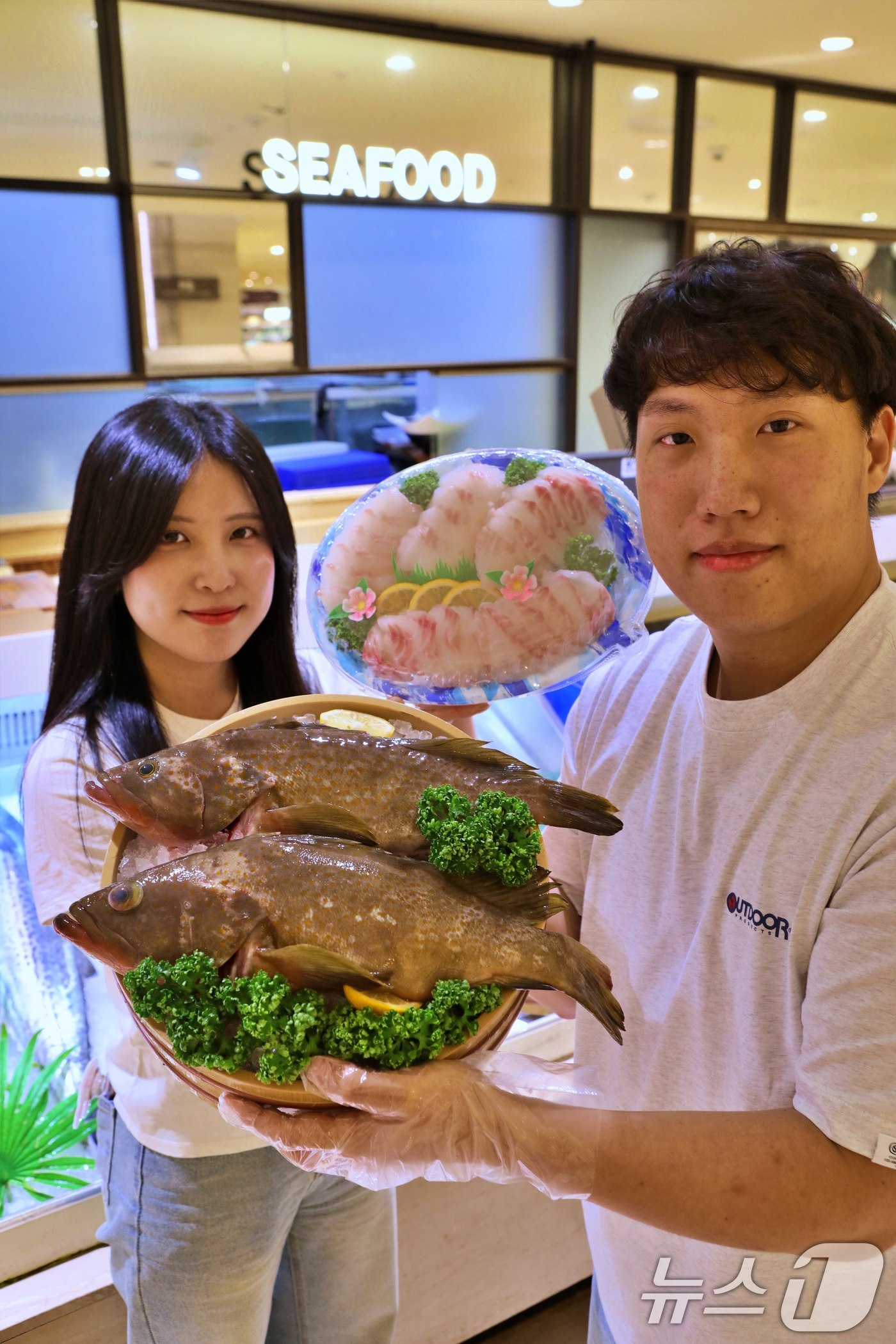 (서울=뉴스1) = 롯데백화점이 여름철 대표 고급 보양 어종인 '제주 붉바리'를 오는 14일까지 본점, 잠실점, 강남점, 창원점에서 한정 수량으로 판매한다고 11일 밝혔다.서울 중 …