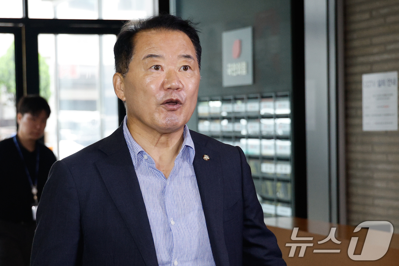 (서울=뉴스1) 안은나 기자 = 신성범 국민의힘 의원이 11일 오전 전 한국사 강사 전한길 씨 논란 관련 윤리위·선관위 회의가 열린 서울 여의도 중앙당사를 방문하고 있다. 2025 …