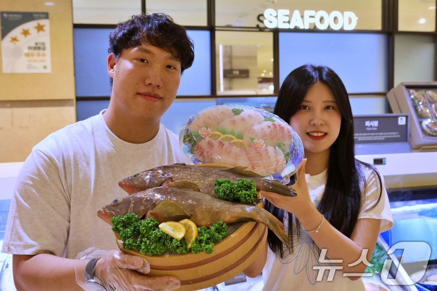 (서울=뉴스1) = 롯데백화점이 여름철 대표 고급 보양 어종인 '제주 붉바리'를 오는 14일까지 본점, 잠실점, 강남점, 창원점에서 한정 수량으로 판매한다고 11일 밝혔다.서울 중 …