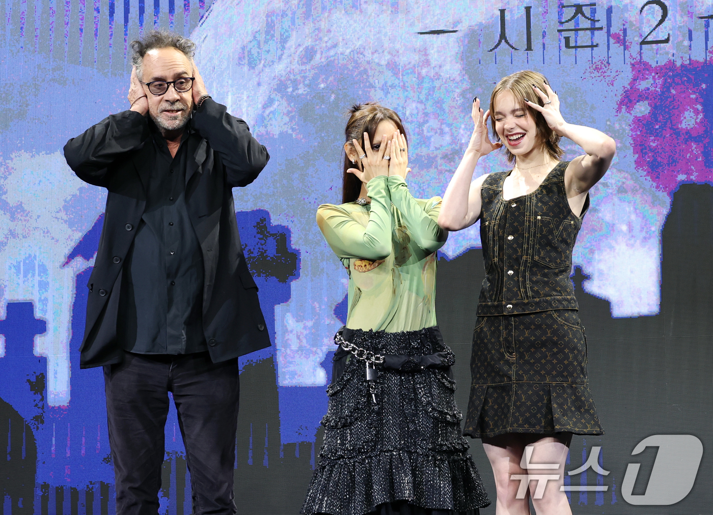 (서울=뉴스1) 권현진 기자 = 팀 버튼 감독(왼쪽부터)과 제나 오르테가, 에마 마이어스가 11일 오전 서울 종로구 포시즌스호텔에서 열린 넷플릭스 시리즈 ‘웬즈데이’(감독 팀 버튼 …