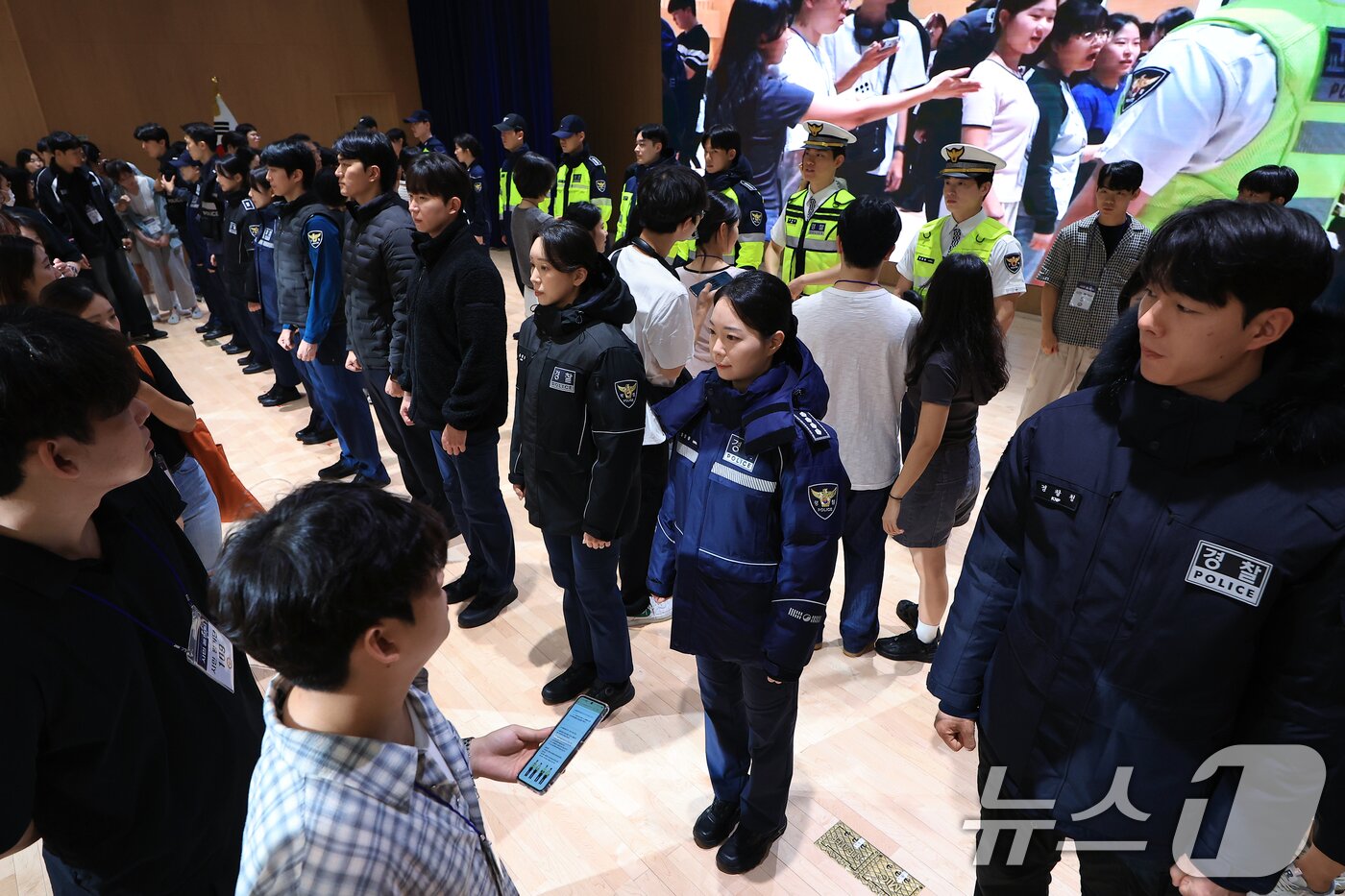 본문 이미지 - 11일 오전 서울 서대문구 미근동 경찰청 참수리홀에서 열린 시민과 함께하는 경찰복제개선 현장 시제품 시민 품평회에서 시민 평가단이 시제품을 살펴보고 있다. 2025.8.11/뉴스1 ⓒ News1 박정호 기자