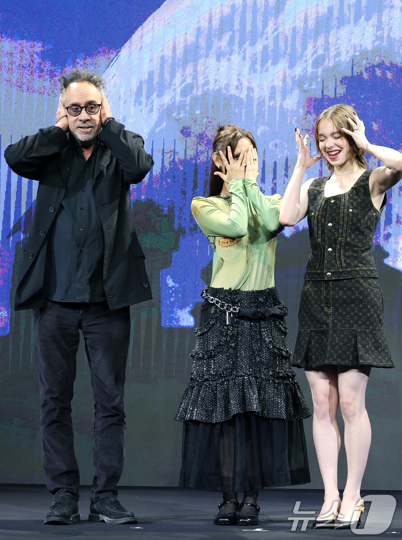 (서울=뉴스1) 권현진 기자 = 팀 버튼 감독(왼쪽부터)과 제나 오르테가, 에마 마이어스가 11일 오전 서울 종로구 포시즌스호텔에서 열린 넷플릭스 시리즈 ‘웬즈데이’(감독 팀 버튼 …