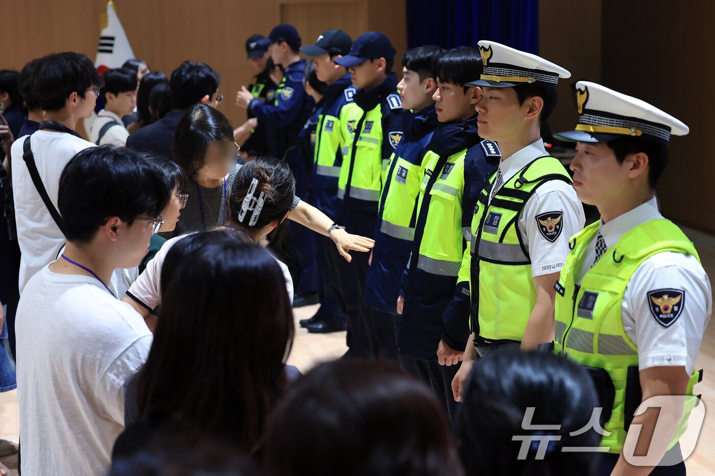 본문 이미지 - 11일 오전 서울 서대문구 미근동 경찰청 참수리홀에서 열린 시민과 함께하는 경찰복제개선 현장 시제품 시민 품평회에서 시민 평가단이 시제품을 살펴보고 있다. ⓒ News1 박정호 기자