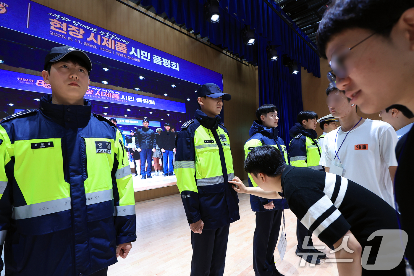 (서울=뉴스1) 박정호 기자 = 11일 오전 서울 서대문구 미근동 경찰청 참수리홀에서 열린 시민과 함께하는 경찰복제개선 현장 시제품 시민 품평회에서 시민 평가단이 시제품을 살펴보고 …