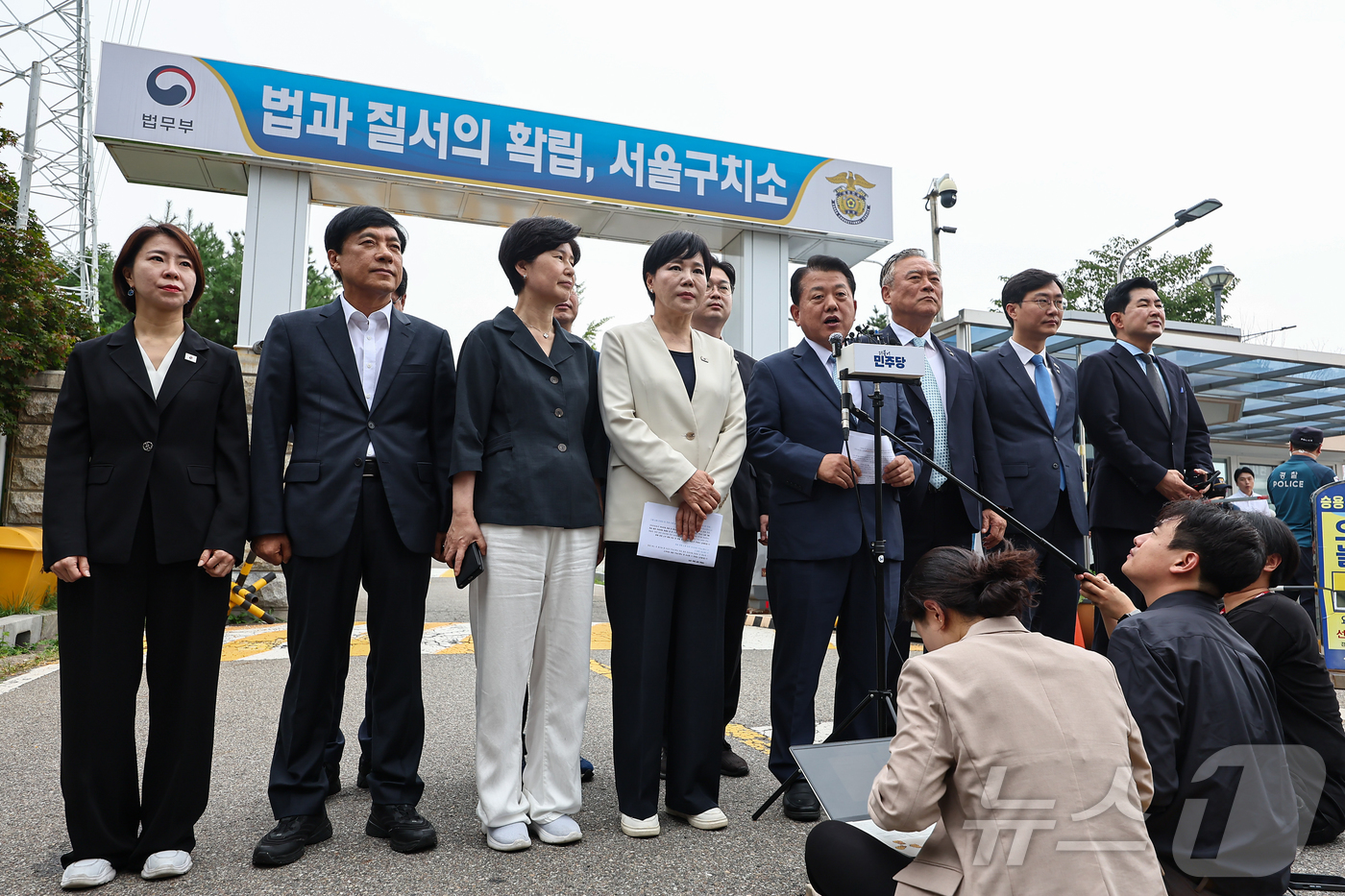 (의왕=뉴스1) 김도우 기자 = 더불어민주당 3대 특검 종합대응 특별위원회 소속 의원들이 윤석열 전 대통령 체포영장 집행 당시의 영상 기록을 확인하기 위해 11일 경기 의왕 서울구 …