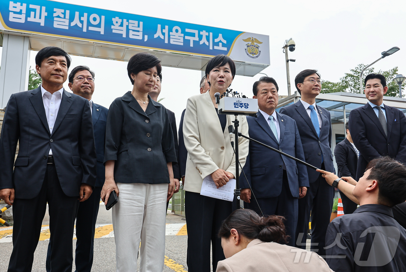 (의왕=뉴스1) 김도우 기자 = 더불어민주당 3대 특검 종합대응 특별위원회 소속 의원들이 윤석열 전 대통령 체포영장 집행 당시의 영상 기록을 확인하기 위해 11일 경기 의왕 서울구 …