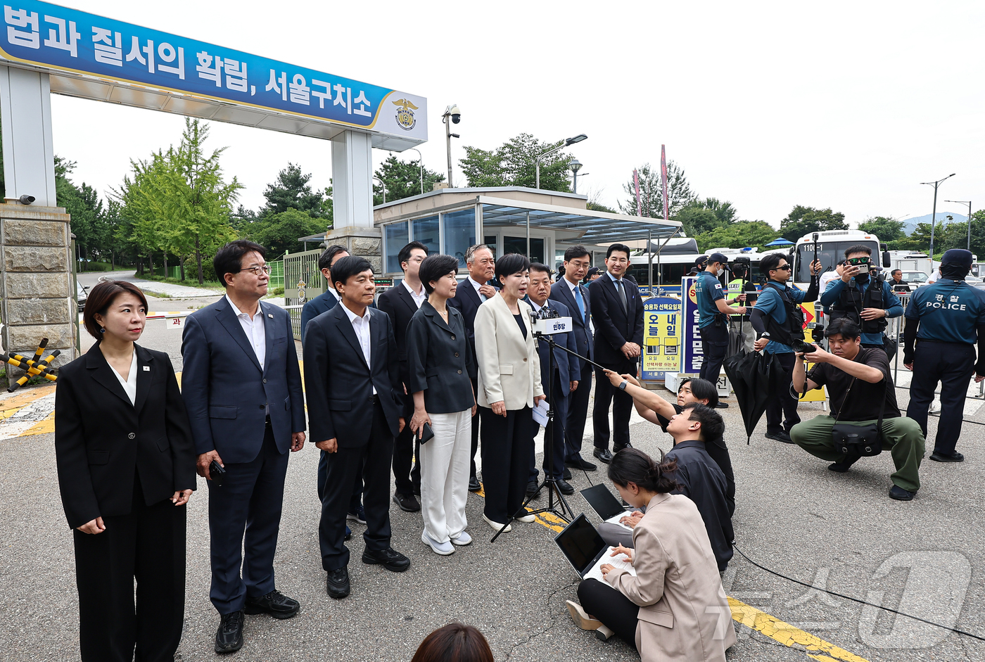 (의왕=뉴스1) 김도우 기자 = 더불어민주당 3대 특검 종합대응 특별위원회 소속 의원들이 윤석열 전 대통령 체포영장 집행 당시의 영상 기록을 확인하기 위해 11일 경기 의왕 서울구 …