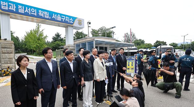 윤 전 대통령 체포 영상 확인 위해 서울구치소 찾은 민주당