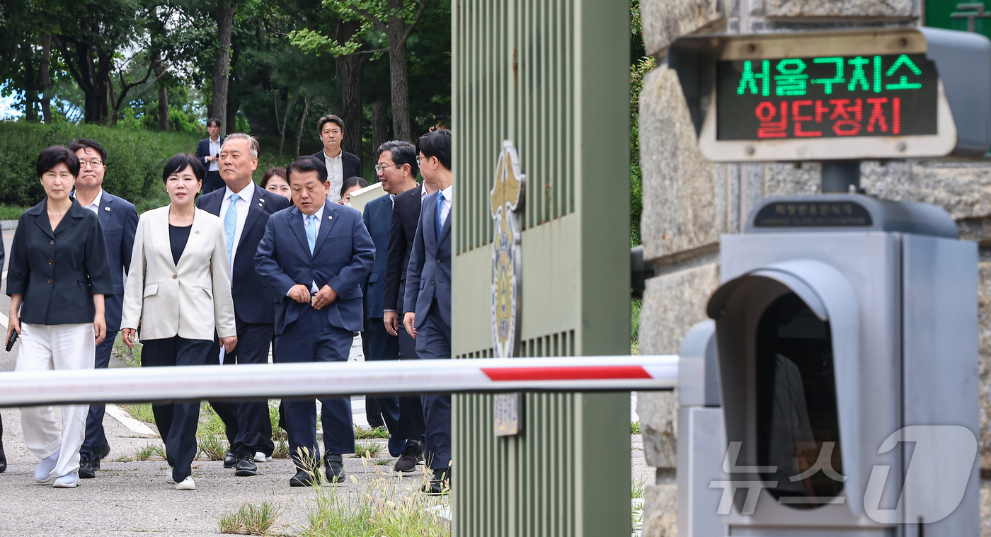 (의왕=뉴스1) 김도우 기자 = 더불어민주당 3대 특검 종합대응 특별위원회 소속 의원들이 윤석열 전 대통령 체포영장 집행 당시의 영상 기록을 확인하기 위해 11일 경기 의왕 서울구 …