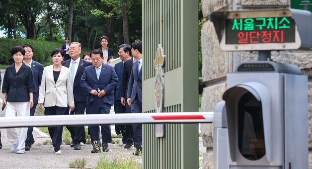 윤 전 대통령 체포 영상 확인 위해 서울구치소 찾은 민주당