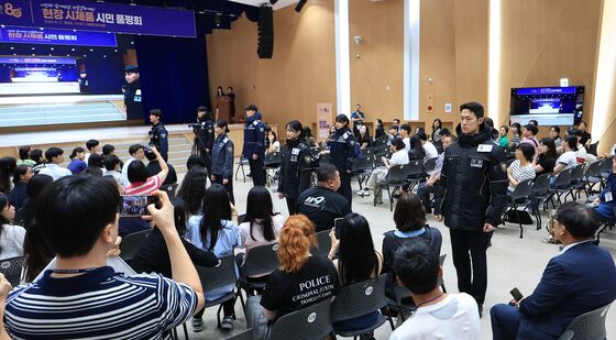 경찰복 시제품 살펴보는 시민 평가단