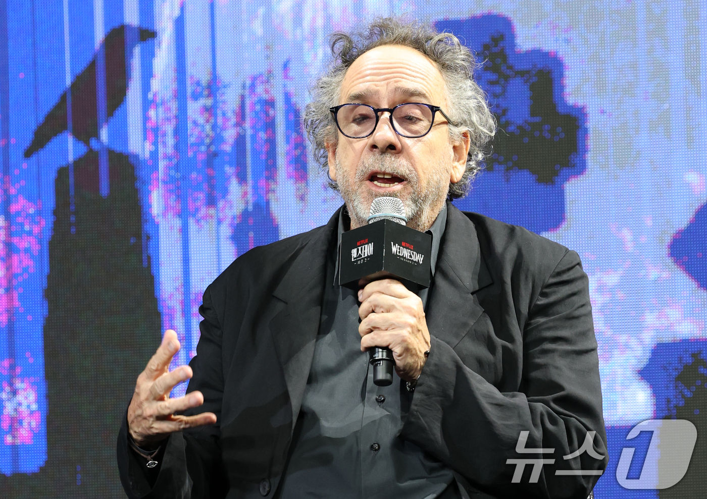 (서울=뉴스1) 권현진 기자 = 팀 버튼 감독이 11일 오전 서울 종로구 포시즌스호텔에서 열린 넷플릭스 시리즈 ‘웬즈데이’ 시즌2 내한 기자간담회에 참석해 인사말을 하고 있다.'웬 …