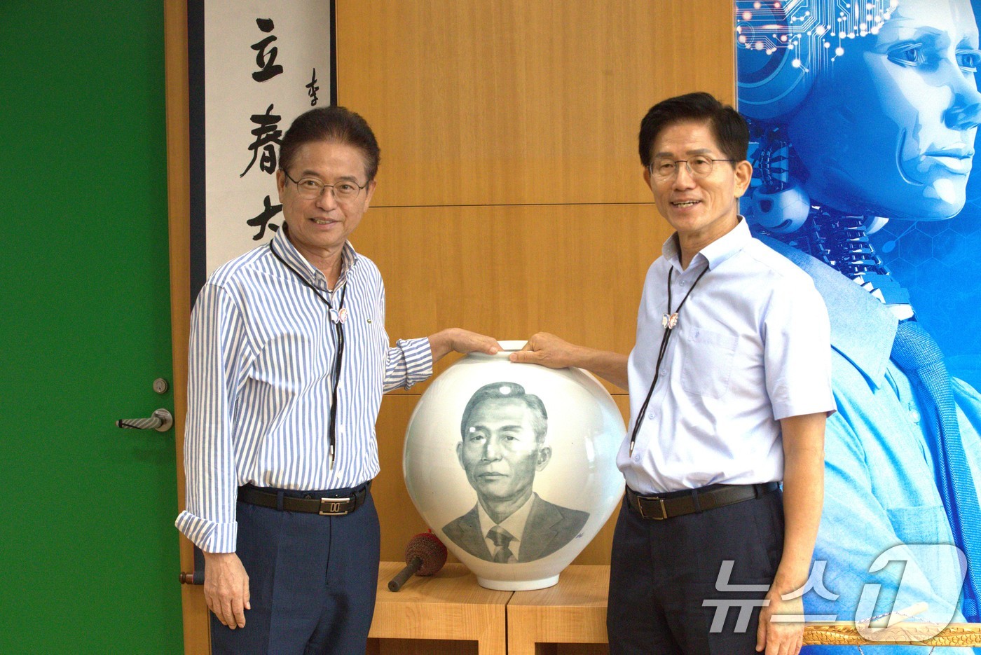 (안동=뉴스1) 신성훈 기자 = 김문수 국민의힘 당대표 후보가 11일 경북 안동시 경북도청을 찾아 이철우 도지사와 간담회를 갖고 기념촬영을 하고 있다.이날 김 후보는 이 지사와 지 …