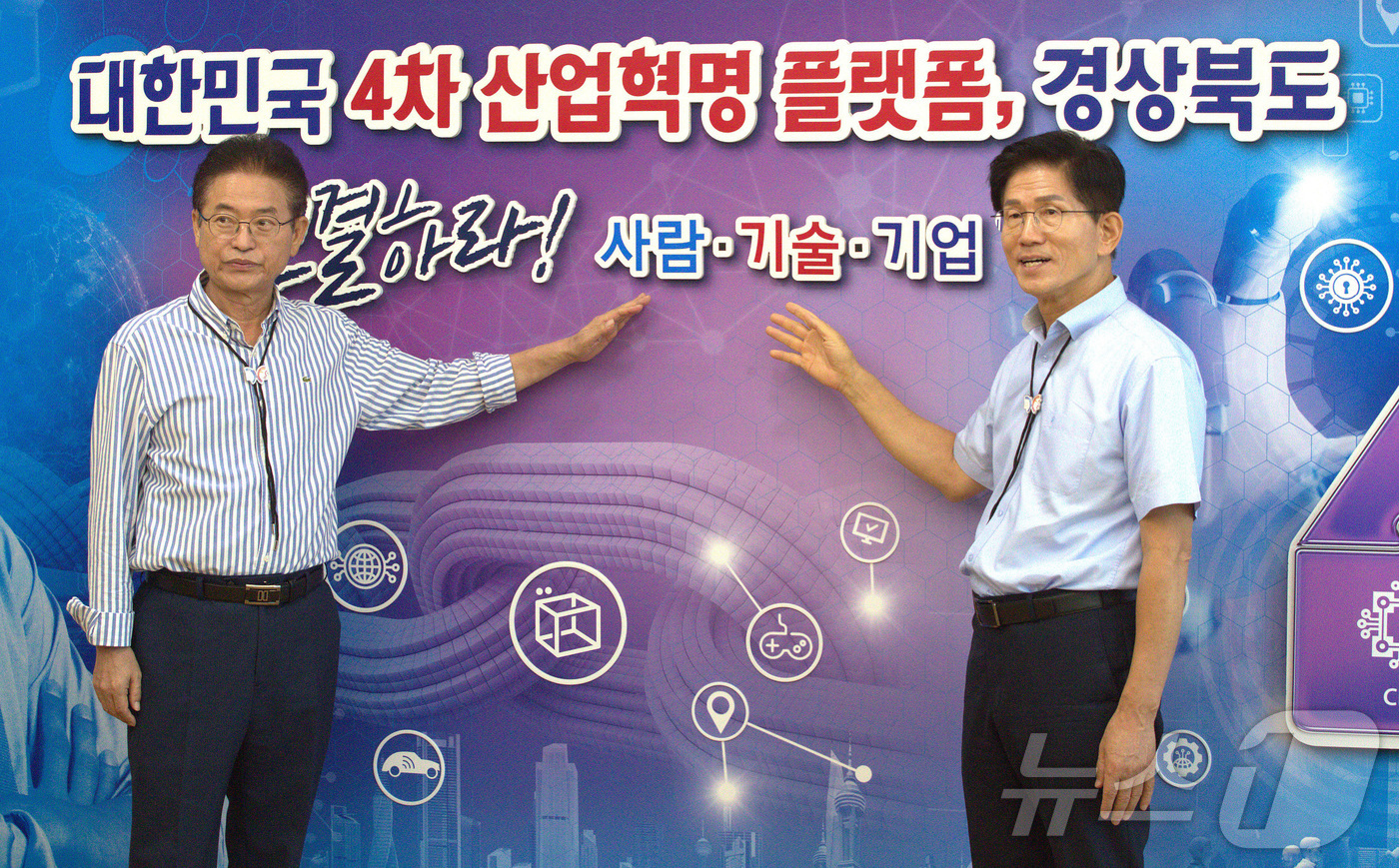 (안동=뉴스1) 신성훈 기자 = 김문수 국민의힘 당대표 후보가 11일 경북 안동시 경북도청을 찾아 이철우 도지사와 간담회를 하고 있다.이날 김 후보는 이 지사와 지난 대선 경험을 …