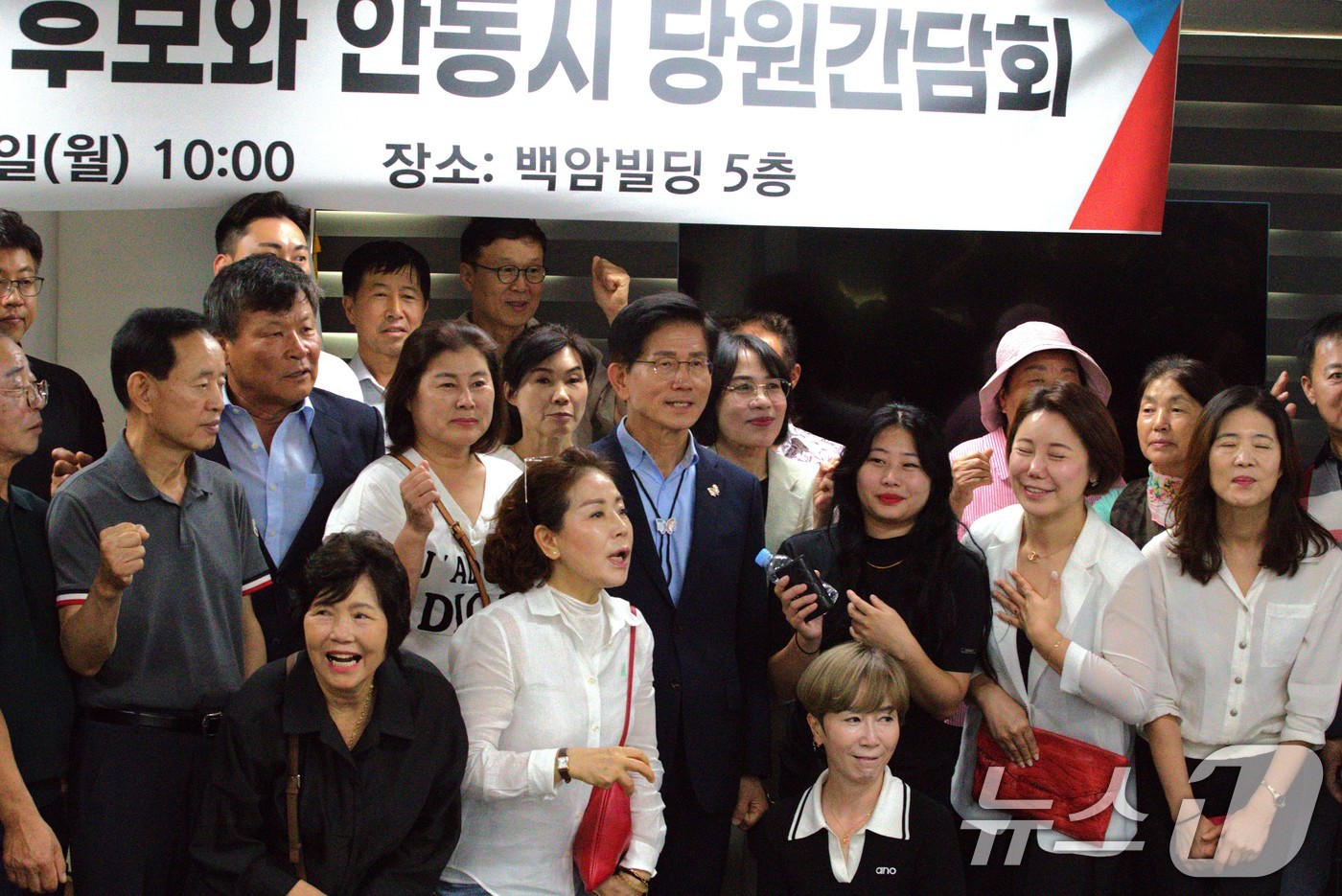 (안동=뉴스1) 신성훈 기자 = 김문수 국민의힘 당대표 후보가 11일 김형동 국회의원의 경북 안동 지역구 사무실을 방문해 국민의힘 당원과 지지자들을 만나 간담회를 가졌다. 이날 김 …