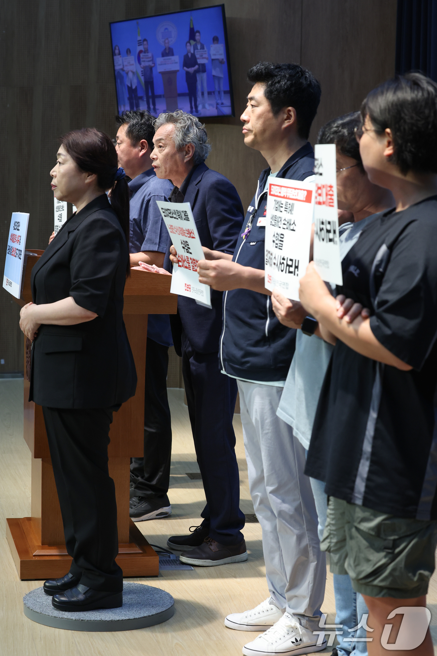 (서울=뉴스1) 안은나 기자 = 윤헌주 구 노량진수산시장 상인대표가 11일 서울 여의도 국회 소통관에서 열린 '수협의 도이치모터스 수백억 특혜대출 의혹 수사촉구 및 구)노량진수산시 …