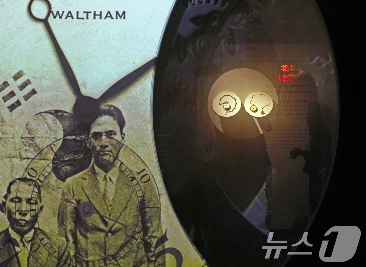 본문 이미지 - 11일 오전 서울 중구 덕수궁 돈덕전에서 열린 '빛을 담은 항일유산' 특별전 언론공개회에서 방문객들이 백범 김구 선생(오른쪽)과 윤봉길 의사가 의거 당일 교환한 회중시계를 살펴보고 있다. 국가유산청이 광복 80주년을 맞아 개항기부터 대한제국, 일제강점기, 광복에 이르는 시대를 110여 점의 유물을 소개하는 이번 전시는 오는 12일부터 두 달간 개최된다. 2025.8.11/뉴스1 ⓒ News1 오대일 기자