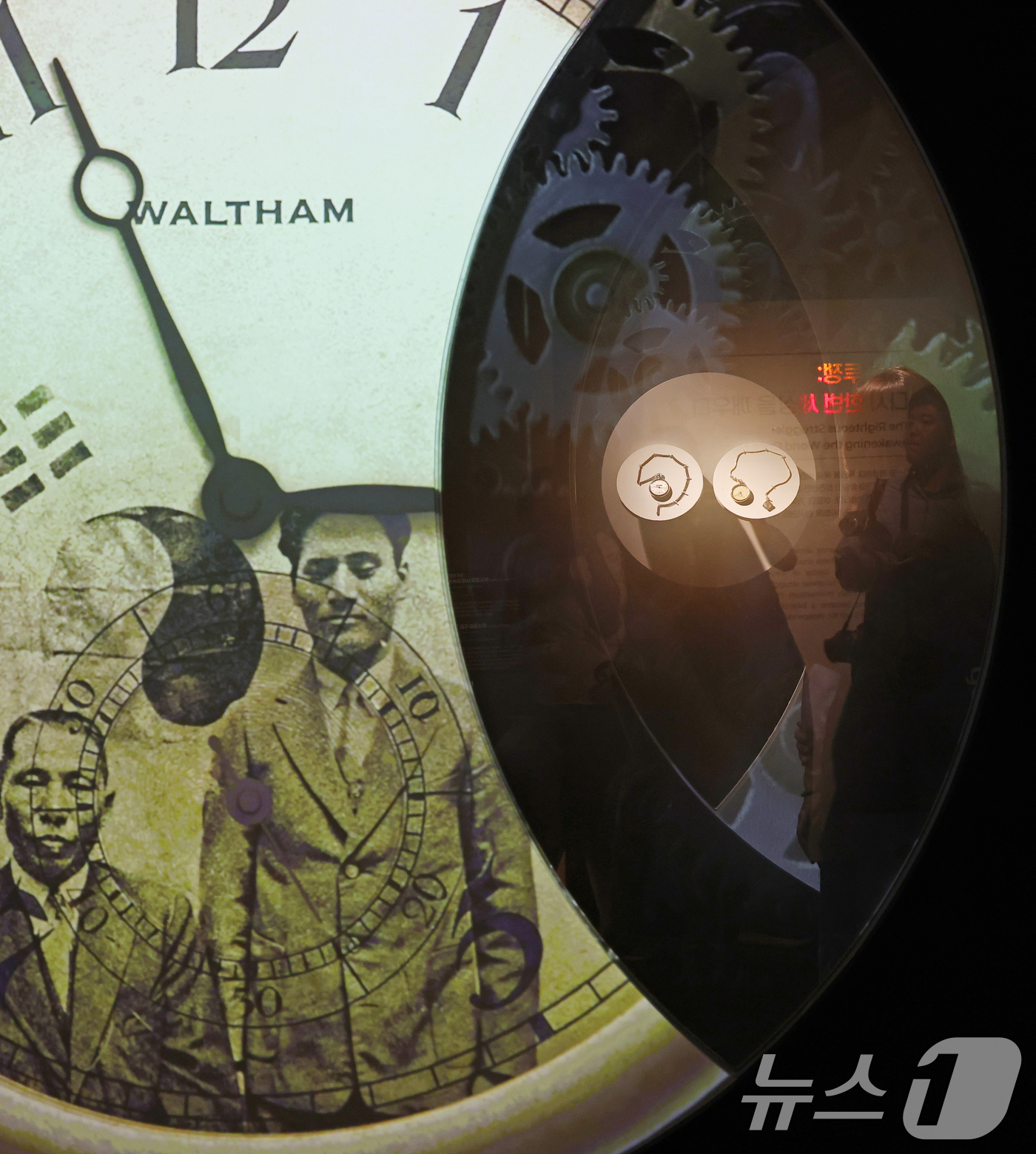 (서울=뉴스1) 오대일 기자 = 11일 오전 서울 중구 덕수궁 돈덕전에서 열린 '빛을 담은 항일유산' 특별전 언론공개회에서 방문객들이 백범 김구 선생(오른쪽)과 윤봉길 의사가 의거 …