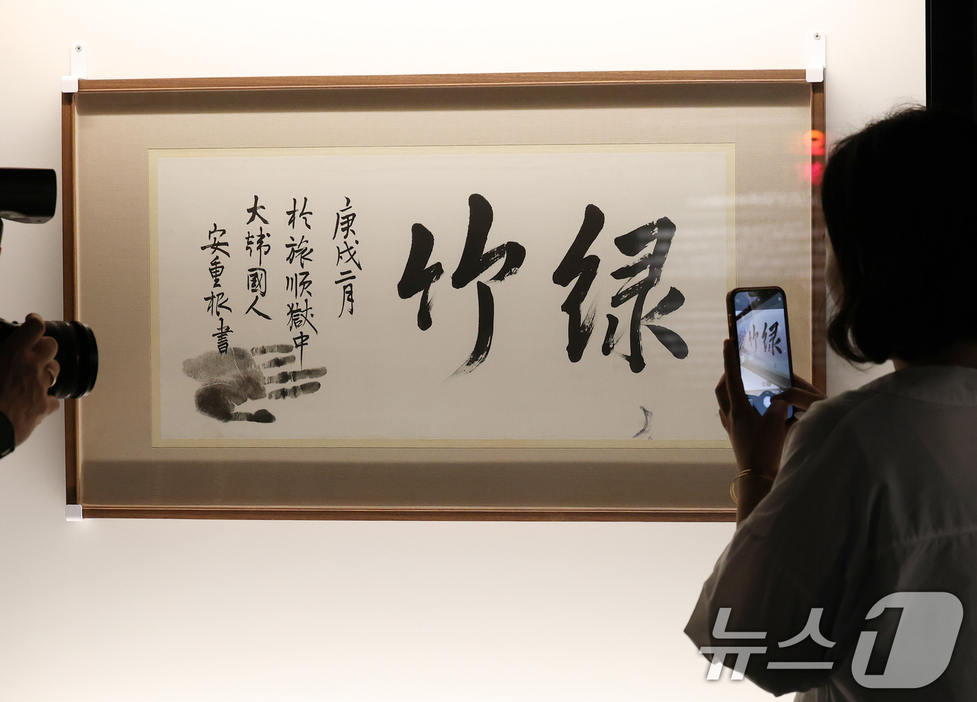 (서울=뉴스1) 오대일 기자 = 11일 오전 서울 중구 덕수궁 돈덕전에서 열린 '빛을 담은 항일유산' 특별전 언론공개회에서 방문객들이 최근 경매를 통해 일본에서 환수해 첫 공개된 …