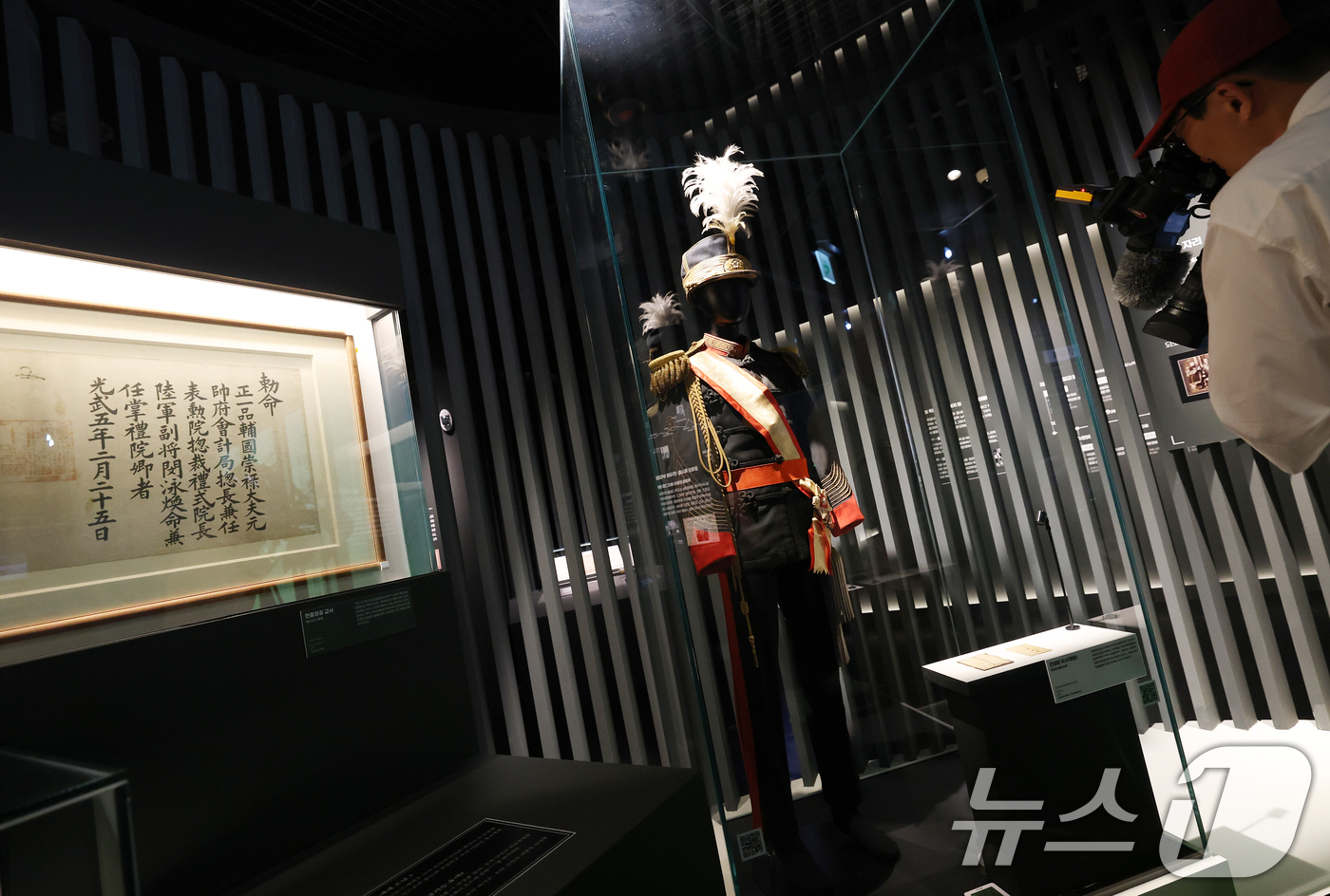 (서울=뉴스1) 오대일 기자 = 11일 오전 서울 중구 덕수궁 돈덕전에서 열린 '빛을 담은 항일유산' 특별전 언론공개회에서 민영환의 서구식 군복이 전시돼 있다.국가유산청이 광복 8 …