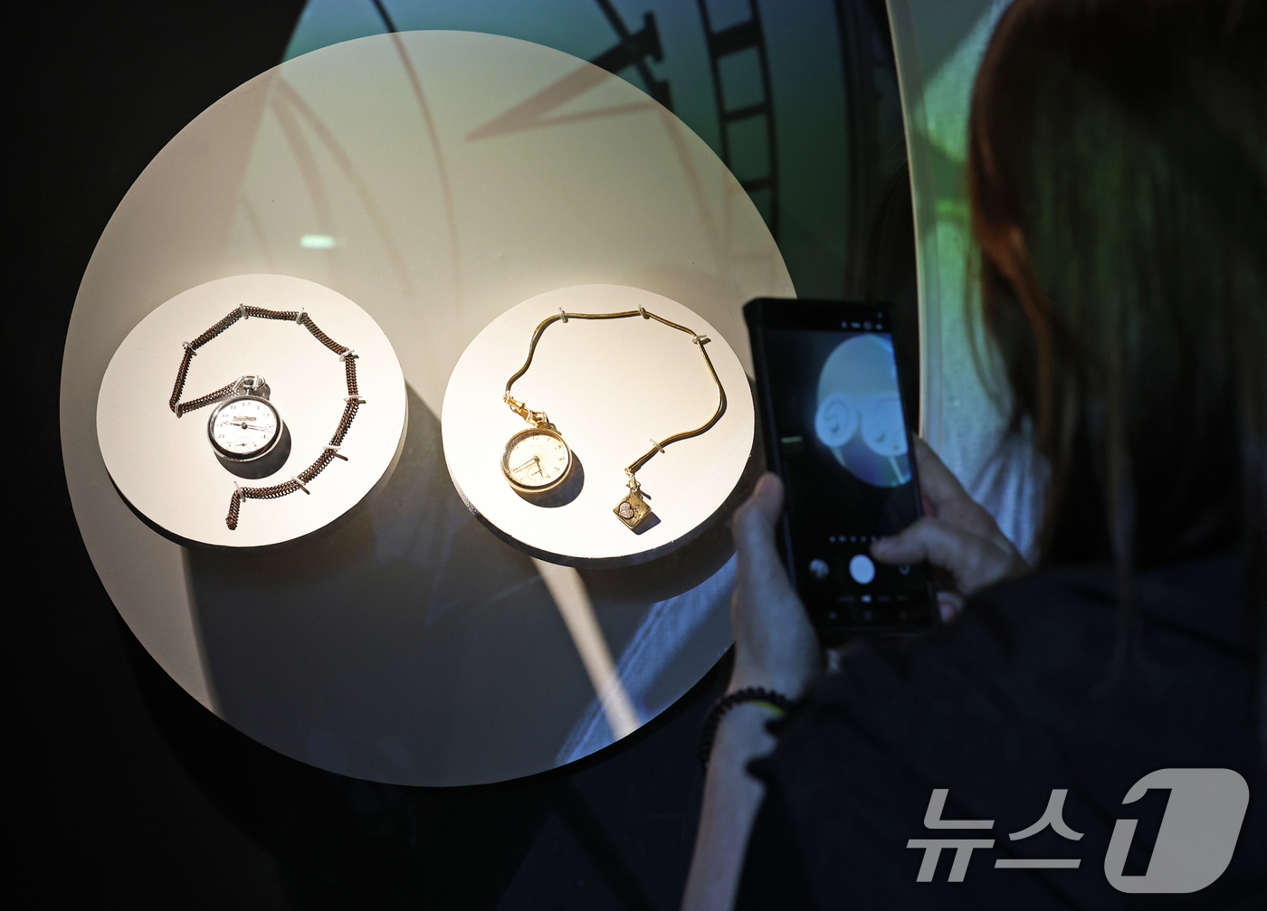 (서울=뉴스1) 오대일 기자 = 11일 오전 서울 중구 덕수궁 돈덕전에서 열린 '빛을 담은 항일유산' 특별전 언론공개회에서 방문객들이 백범 김구 선생(오른쪽)과 윤봉길 의사가 의거 …