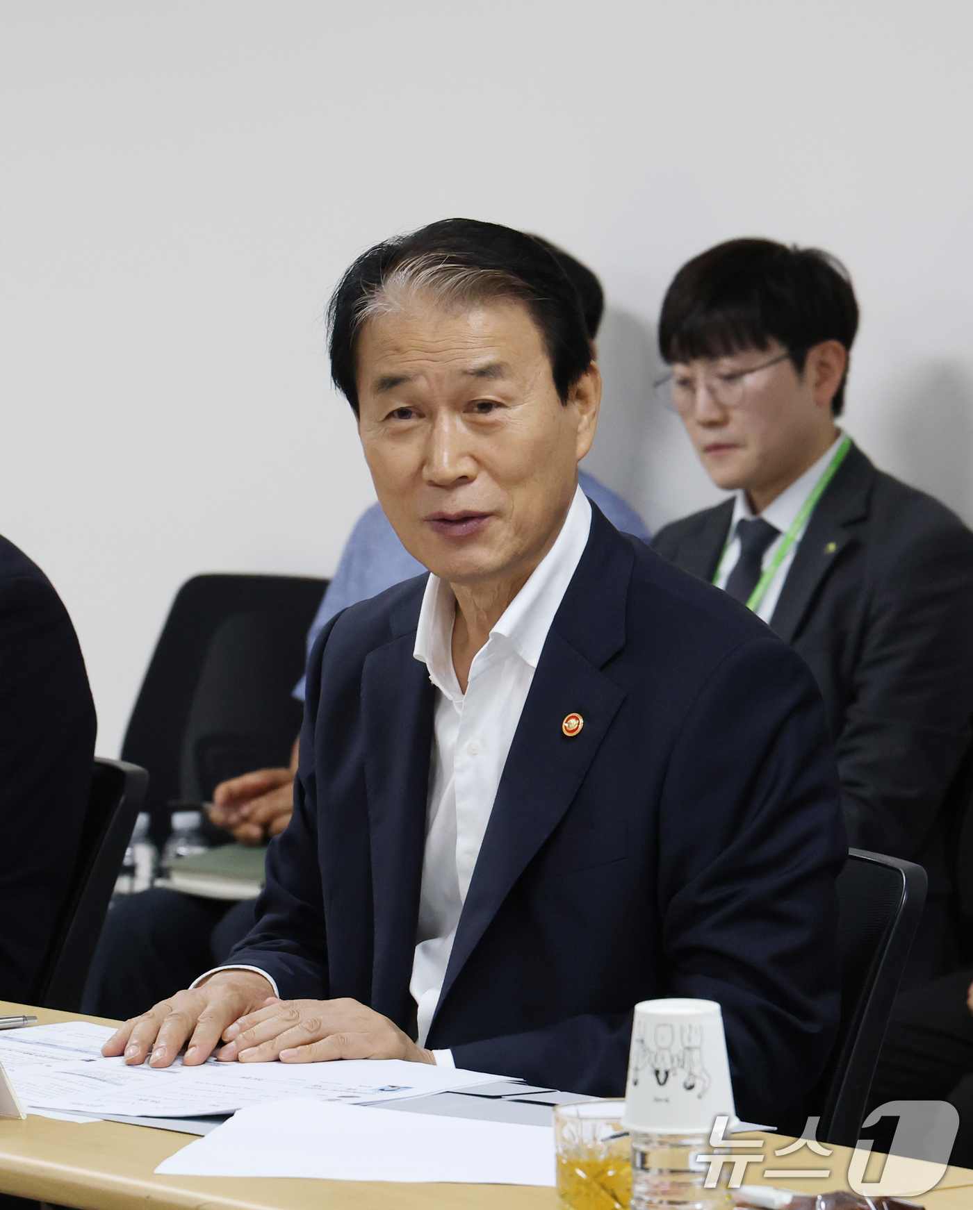 (수원=뉴스1) 김영운 기자 = 권오을 국가보훈부 장관이 11일 오전 광복 80년을 맞이해 경기 수원시 장안구 수원보훈원을 찾아 업무보고를 받고 있다. 2025.8.11/뉴스1