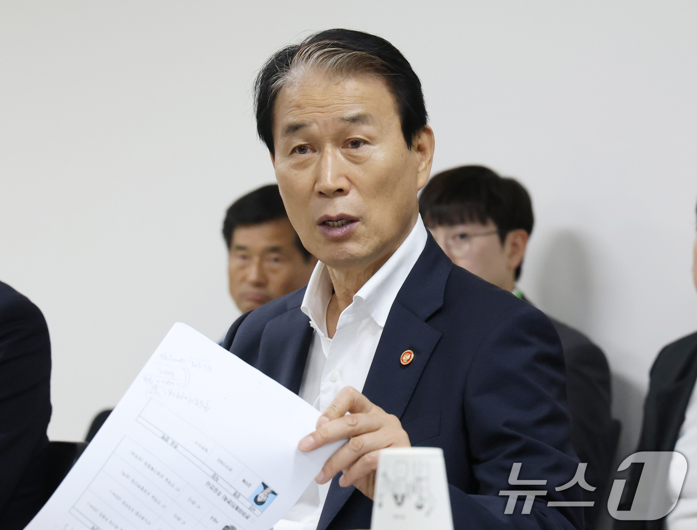 (수원=뉴스1) 김영운 기자 = 권오을 국가보훈부 장관이 11일 오전 광복 80년을 맞이해 경기 수원시 장안구 수원보훈원을 찾아 업무보고를 받고 있다. 2025.8.11/뉴스1