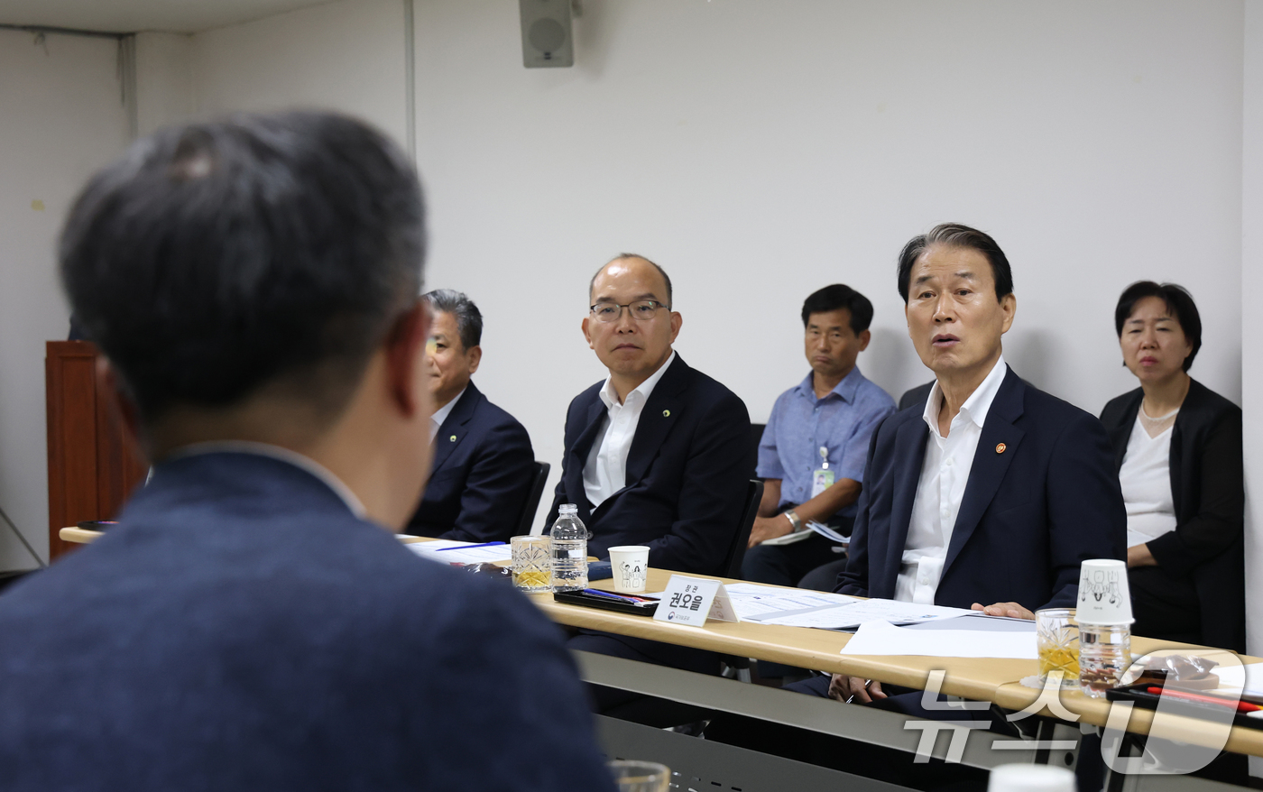 (수원=뉴스1) 김영운 기자 = 권오을 국가보훈부 장관이 11일 오전 광복 80년을 맞이해 경기 수원시 장안구 수원보훈원을 찾아 업무보고를 받고 있다. 2025.8.11/뉴스1