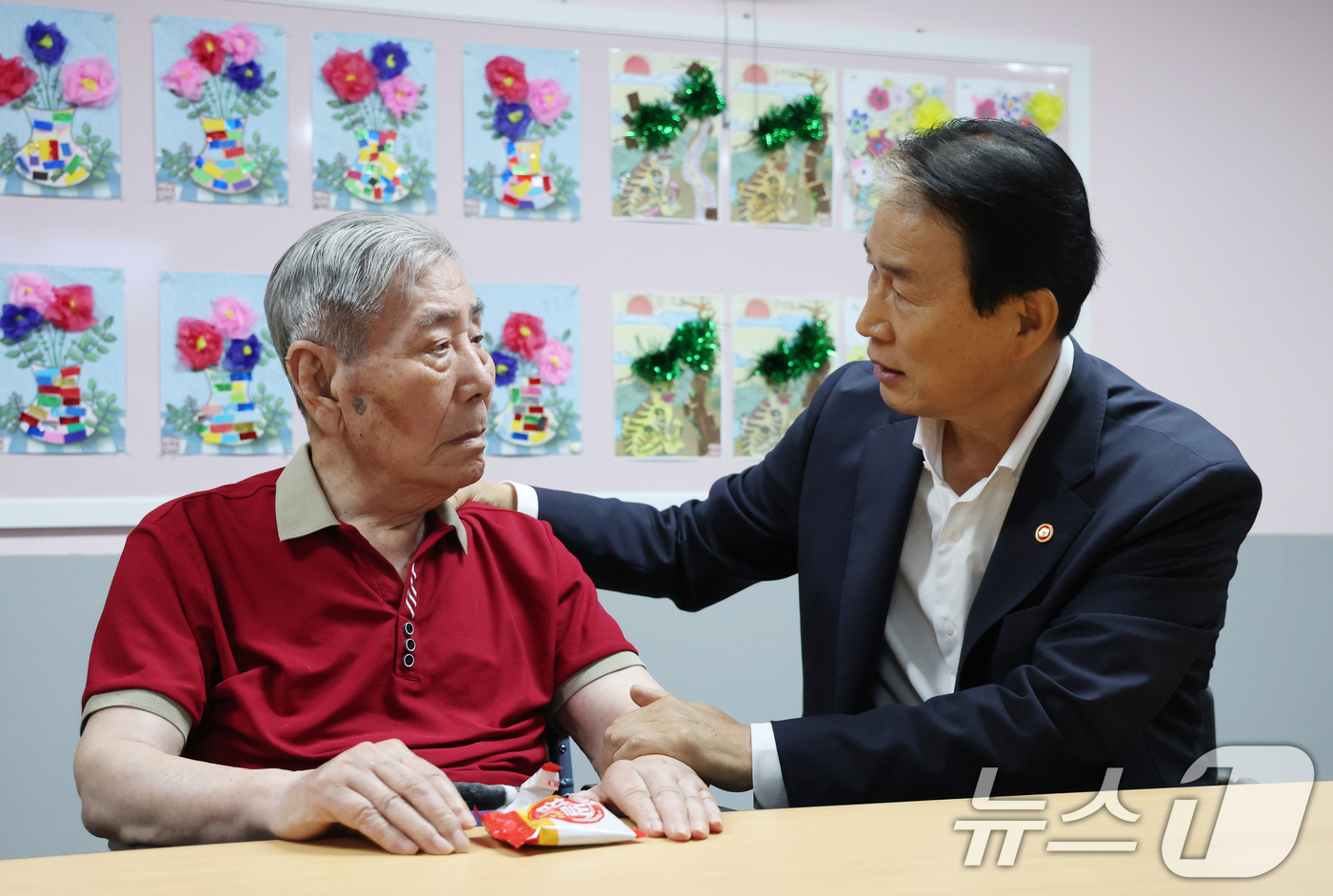 (수원=뉴스1) 김영운 기자 = 권오을 국가보훈부 장관이 11일 오전 광복 80년을 맞아 경기 수원시 장안구 수원보훈원을 방문해 오성규 애국지사(101세)를 위문하고 있다. 202 …