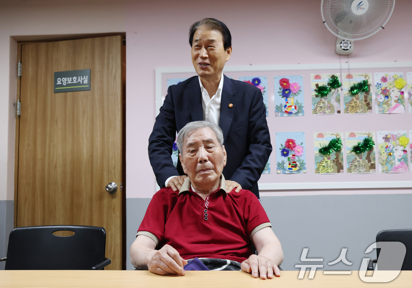 (수원=뉴스1) 김영운 기자 = 권오을 국가보훈부 장관이 11일 오전 광복 80년을 맞아 경기 수원시 장안구 수원보훈원을 방문해 오성규 애국지사(101세)를 위문하고 있다. 202 …